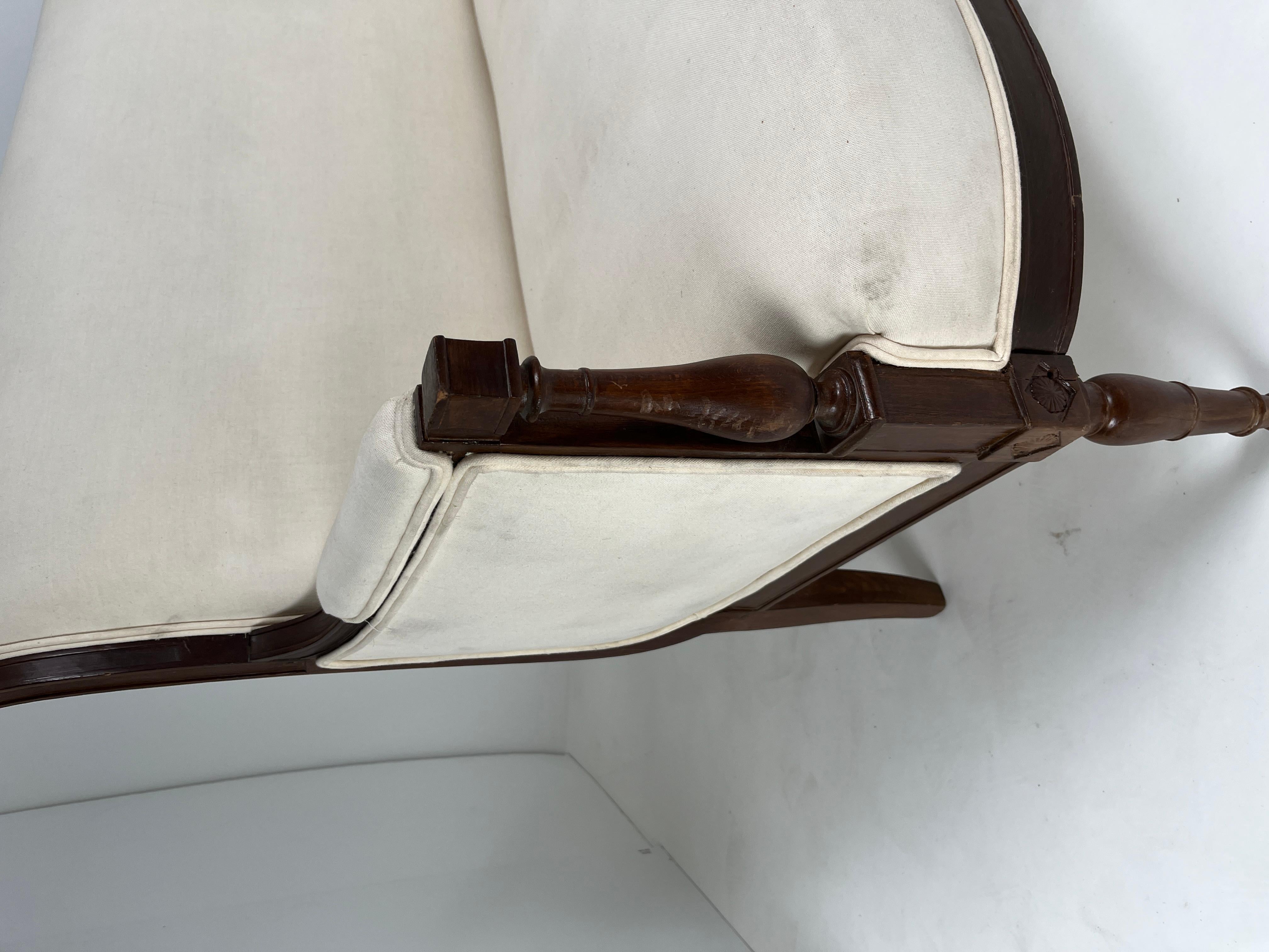 Divano francese Directoire in noce con rivestimento in lino in vendita 3