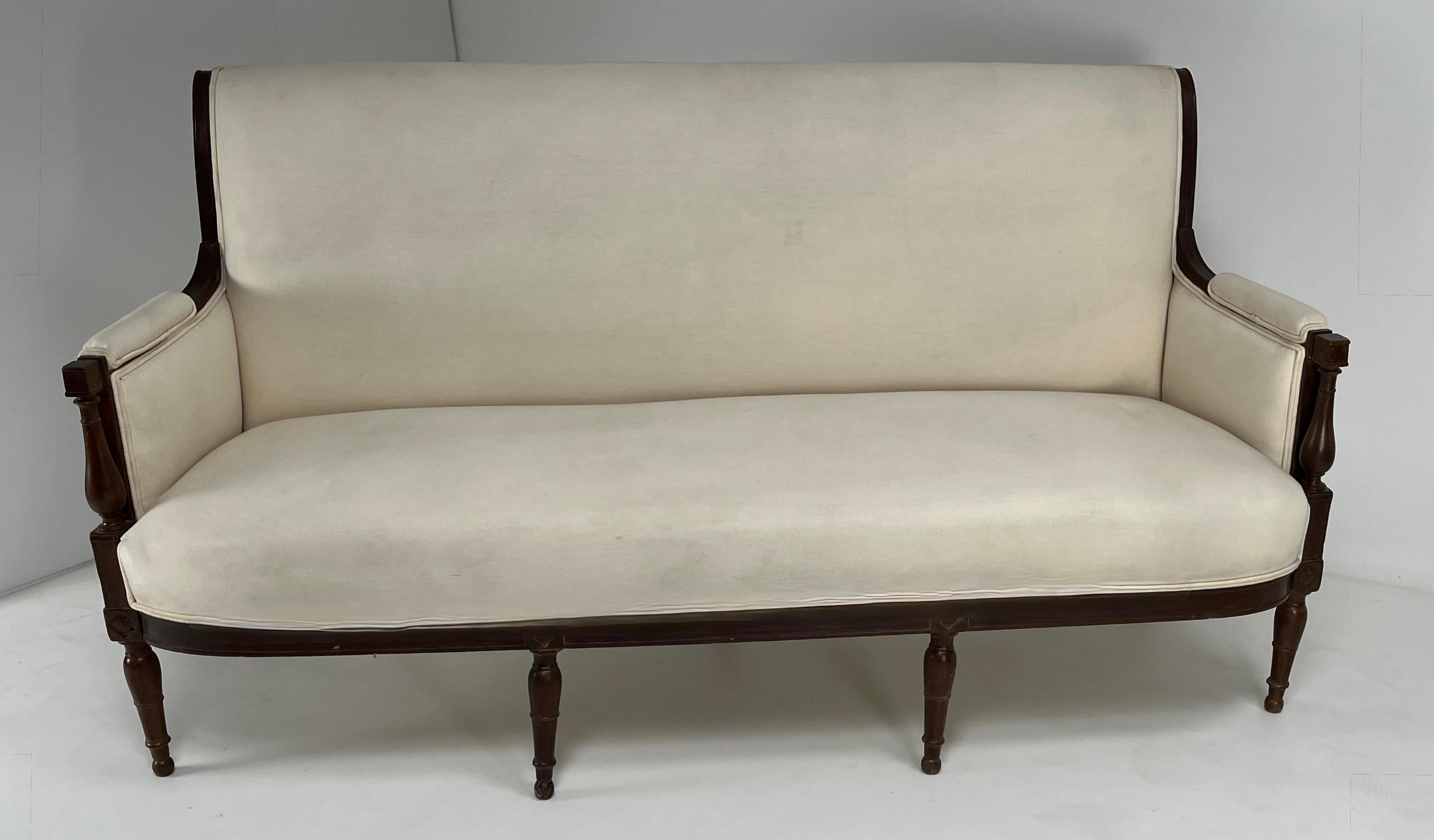 Divano francese Directoire in noce con rivestimento in lino in vendita 4