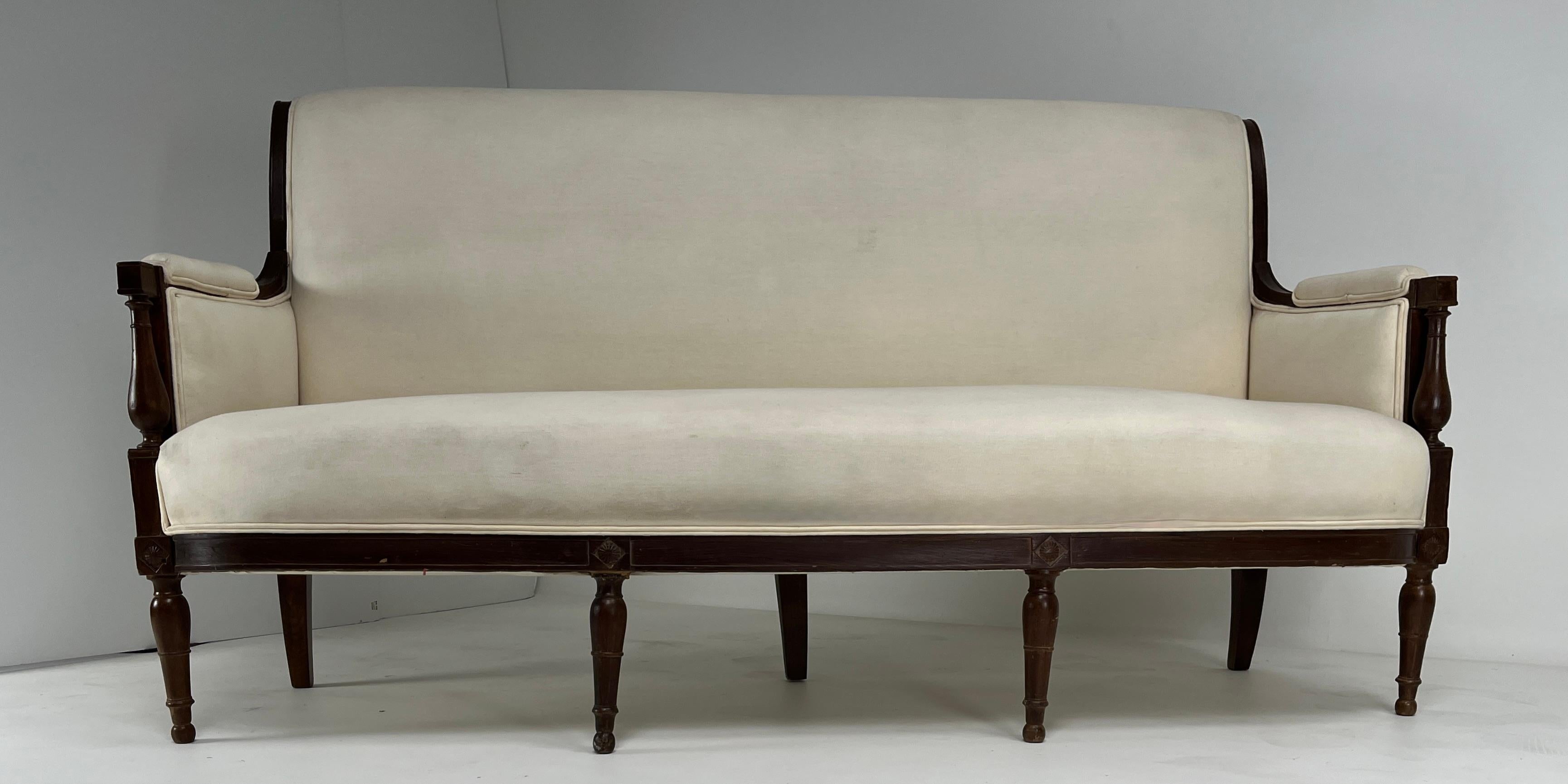 Divano francese Directoire in noce con rivestimento in lino in vendita 5