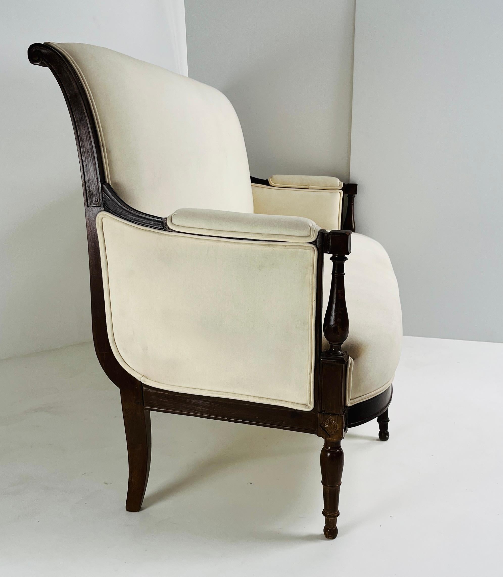Divano francese Directoire in noce con rivestimento in lino in vendita 6
