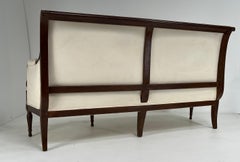 Canapé français Directoire en noyer avec tapisserie en lin