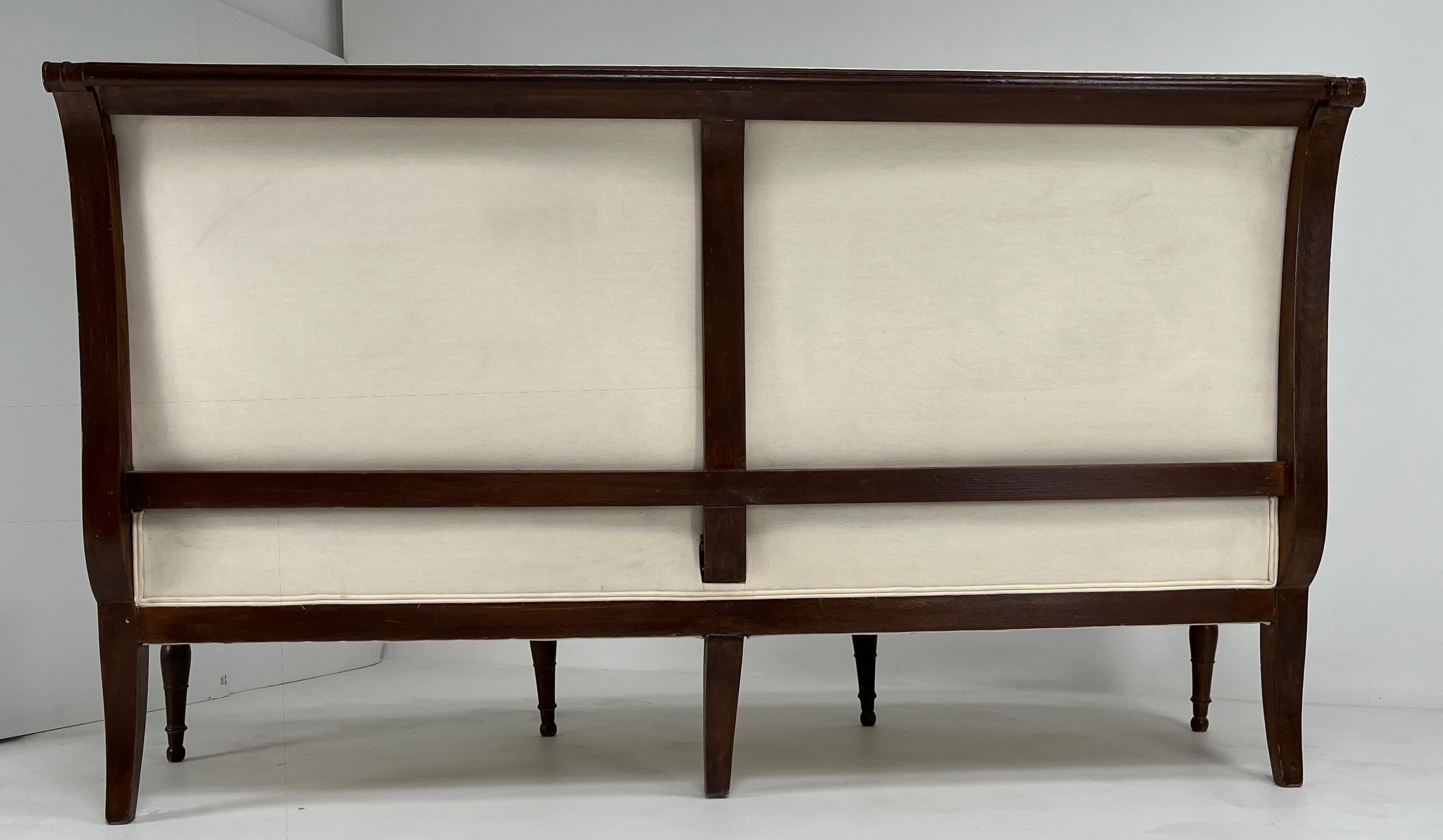 Direttorio Divano francese Directoire in noce con rivestimento in lino in vendita