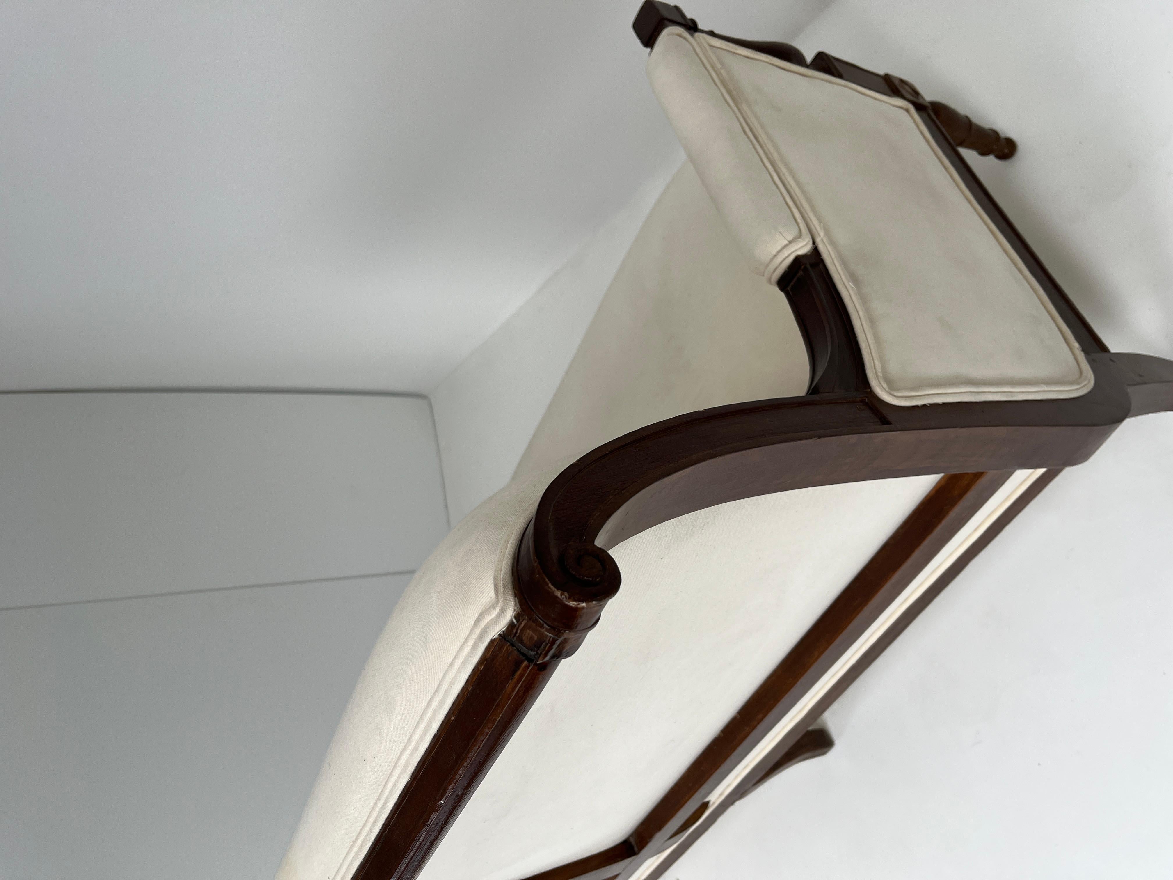 Francese Divano francese Directoire in noce con rivestimento in lino in vendita