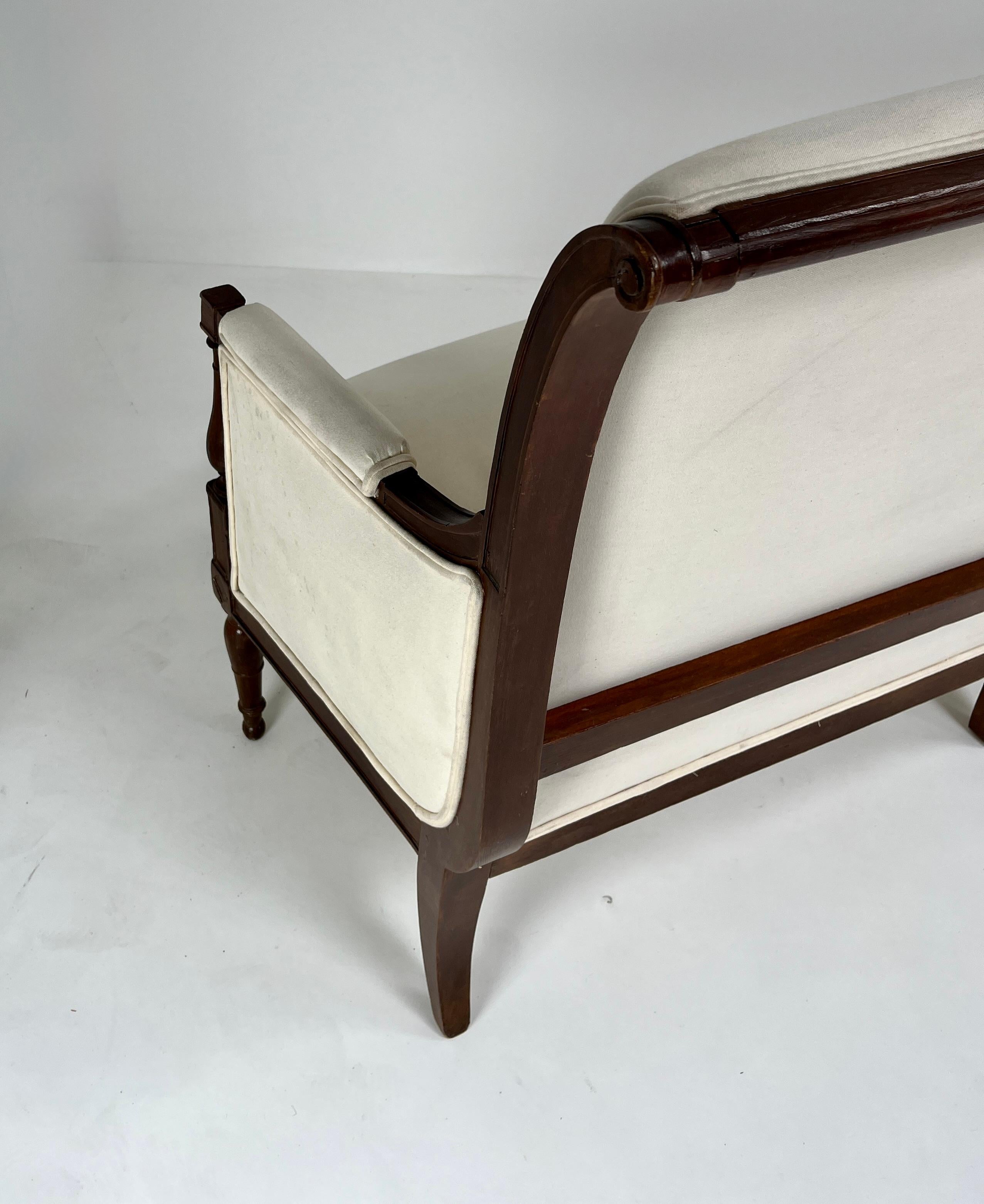 XIX secolo Divano francese Directoire in noce con rivestimento in lino in vendita