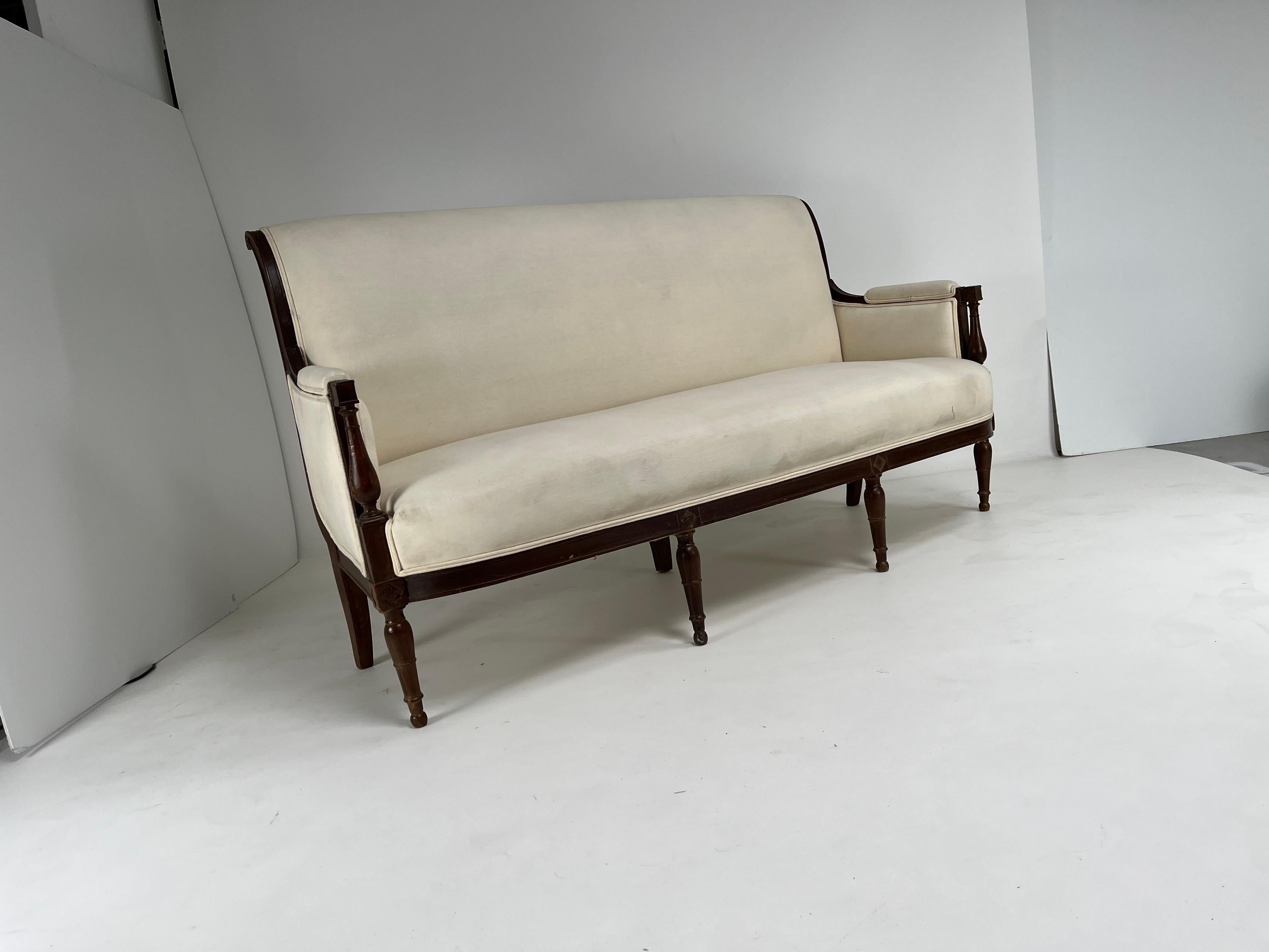 Divano francese Directoire in noce con rivestimento in lino in vendita 1