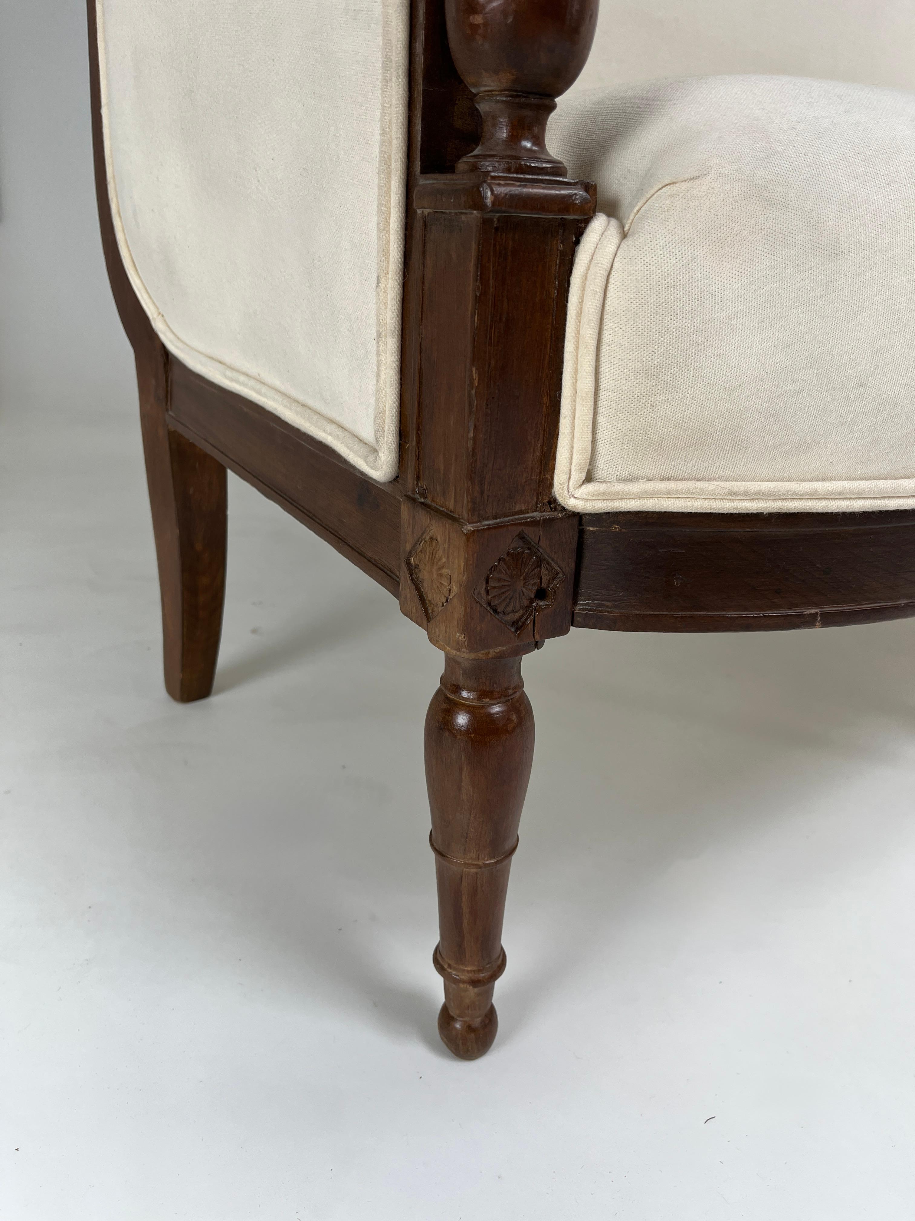Divano francese Directoire in noce con rivestimento in lino in vendita 2
