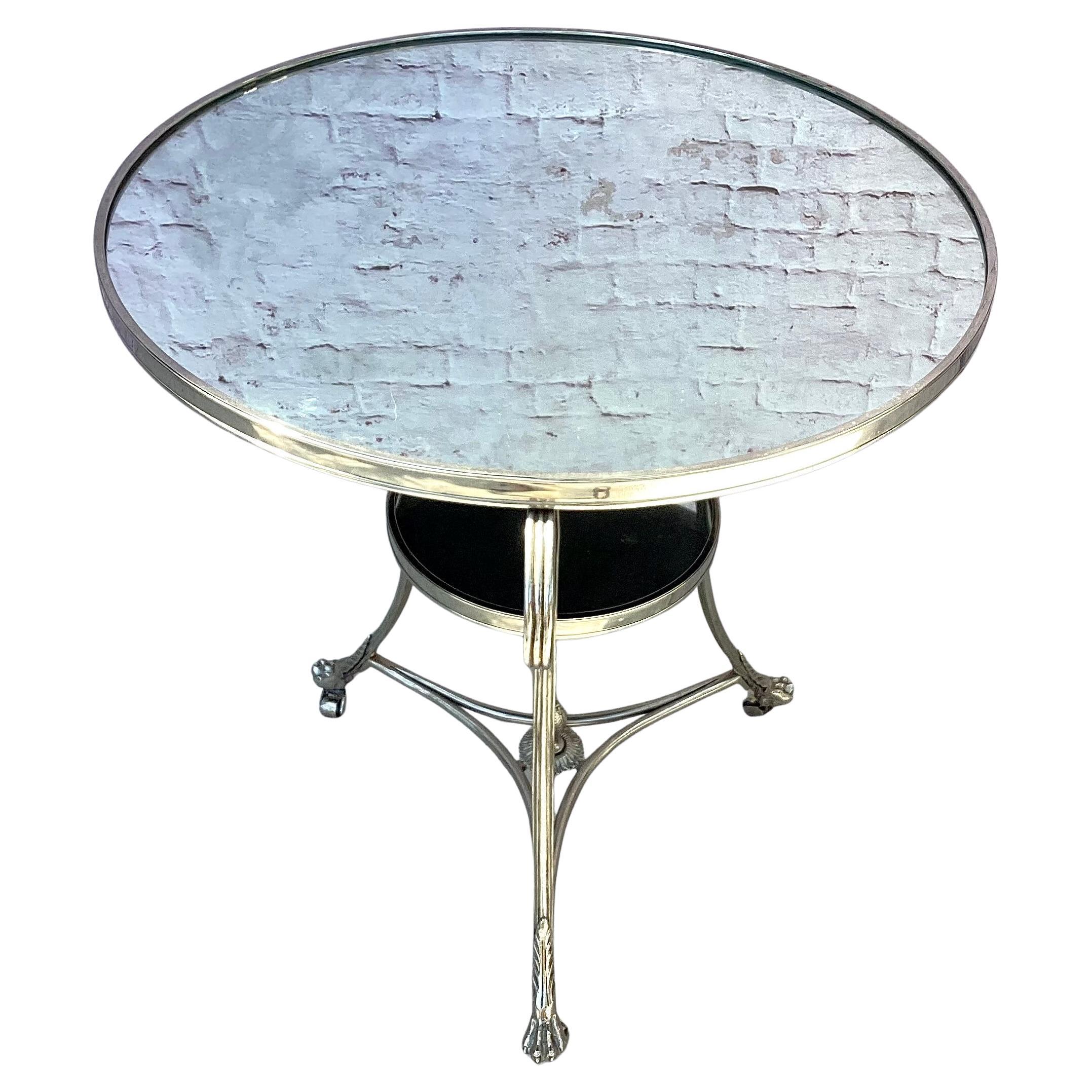 Merveilleuse table de guéridon à deux niveaux en bronze argenté gravé de style néoclassique français, avec miroir, dans le style de la Maison Maison. Conçue dans un souci de symétrie et d'équilibre, la table est soutenue par trois bras gracieusement