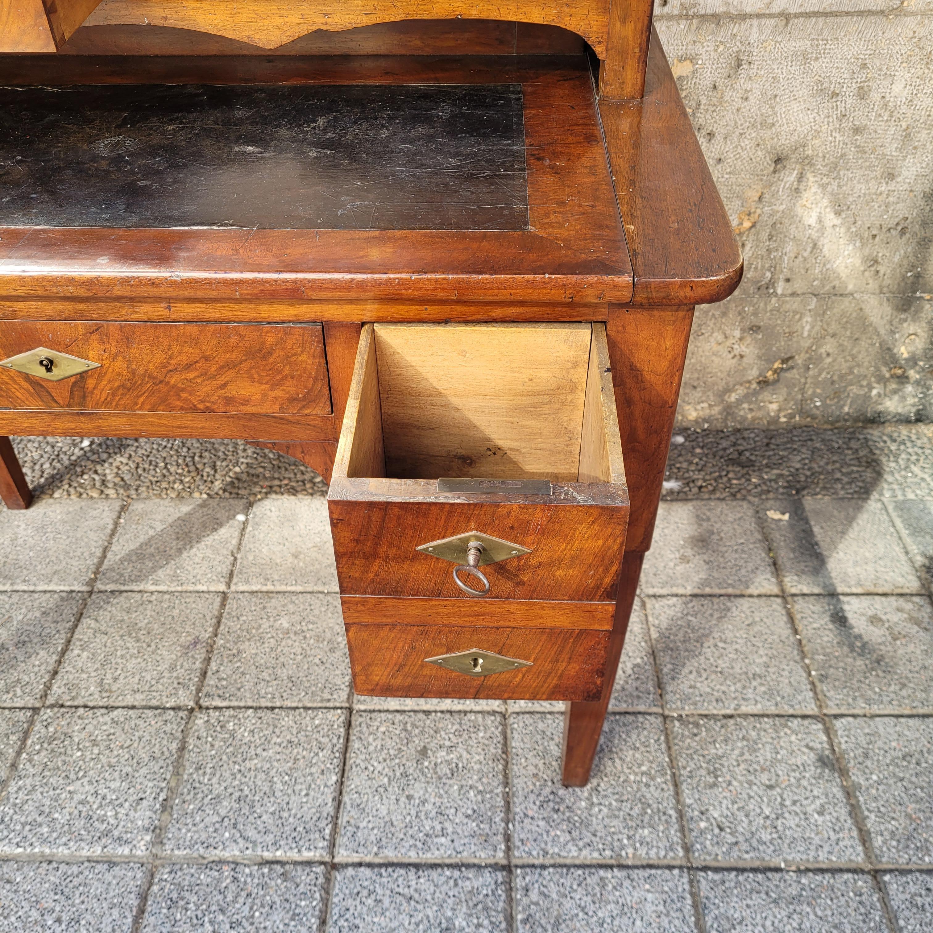 Inizio XIX secolo Scrivania francese Directory Bureau Bonheur du jour, legno e pelle e inchiostro in bronzo in vendita