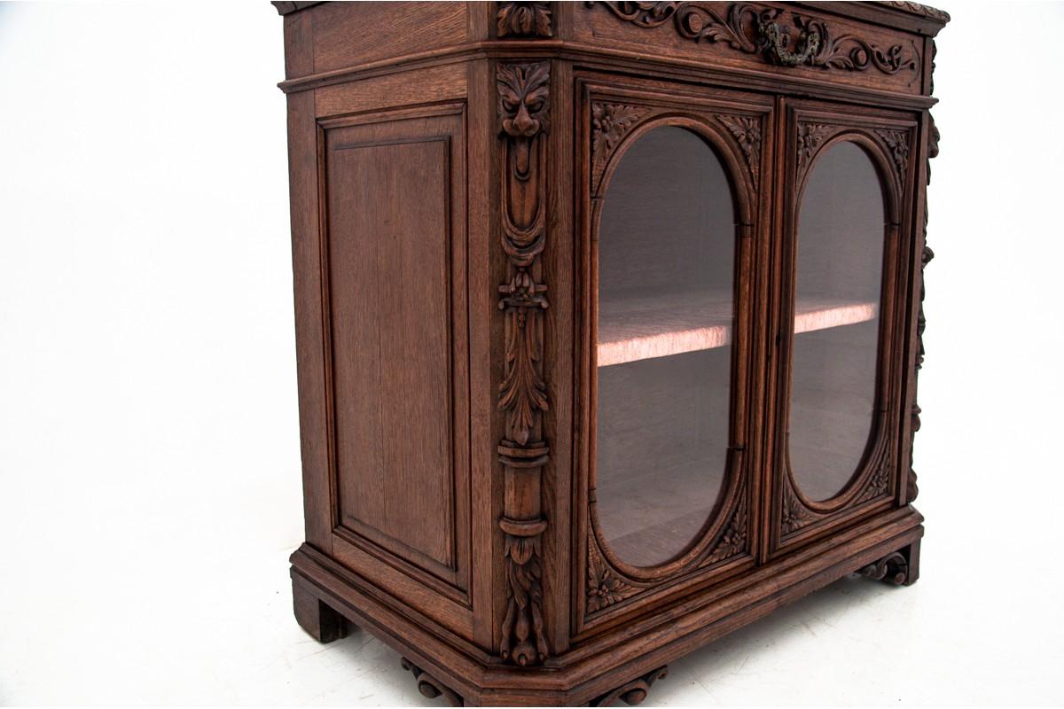 French display cabinet or dresser from circa 1880.

Very good condition

Origin: France

Wood: Walnut

Dimensions: Height 104 cm, width 107 cm, depth 60 cm.