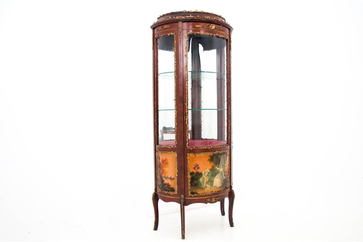 French display cabinet, France, 1900.

Very good condition.

Wood: Walnut

Dimensions:

H 166 cm, W 70 cm, D 39 cm.