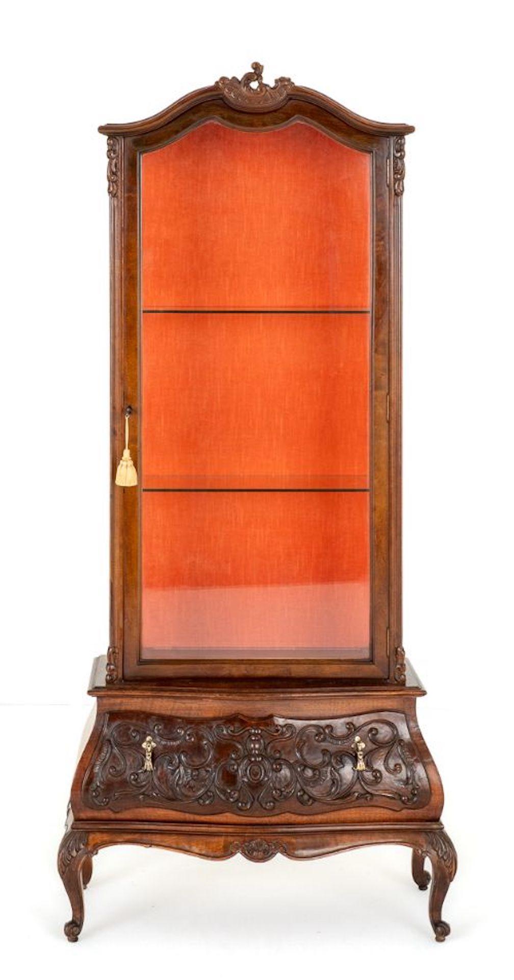 Here we Have a Rather Pretty French Style Mahogany Glazed Display Cabinet.
Standing Upon Carved Cabriole Legs with a Carved and Shaped Apron.
Circa 1920
The Base of the Cabinet Being of a Bombe Form with 1 Deep Mahogany Carved Drawer.
The Upper
