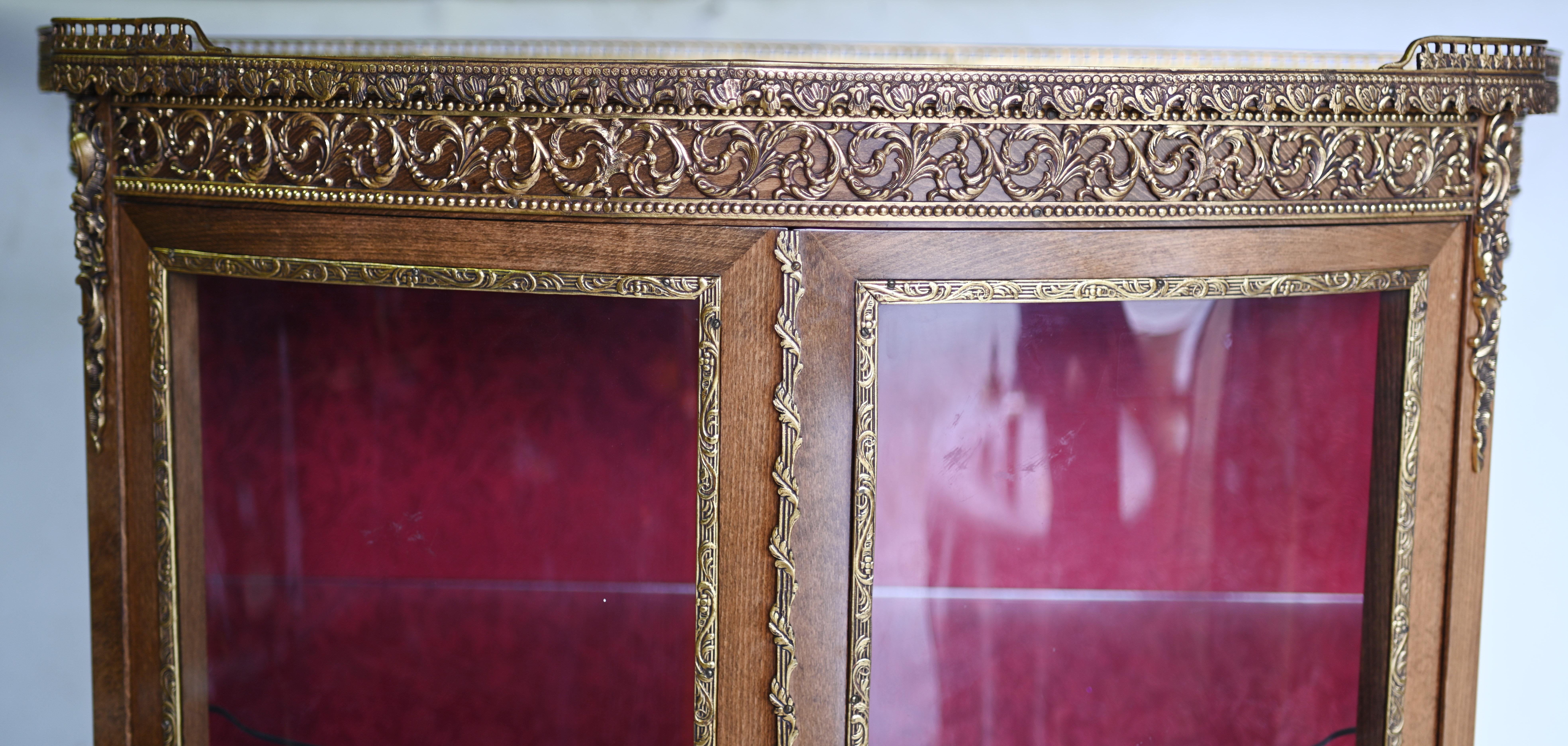 Elegant Verni Martin display cabinet with Angelica Kaufman panels showing hand painted Romanov scenes
We date this beautiful cabinet to circa 1900
Love the light colour of the satinwood complemented by original ormolu fixtures
Bought from a