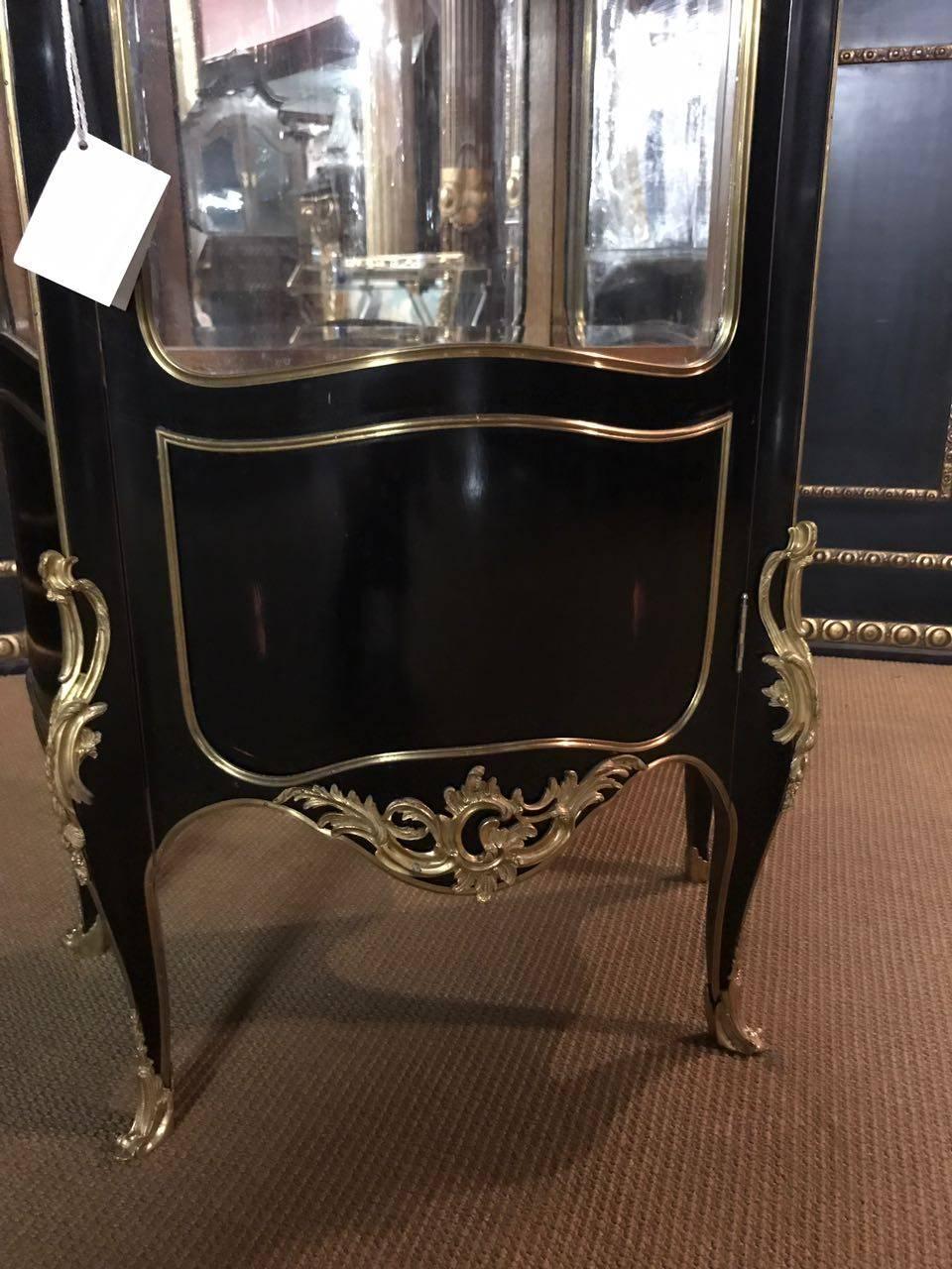 French Display Case Vitrine in the antique Louis XV Style beech veneer For Sale 4