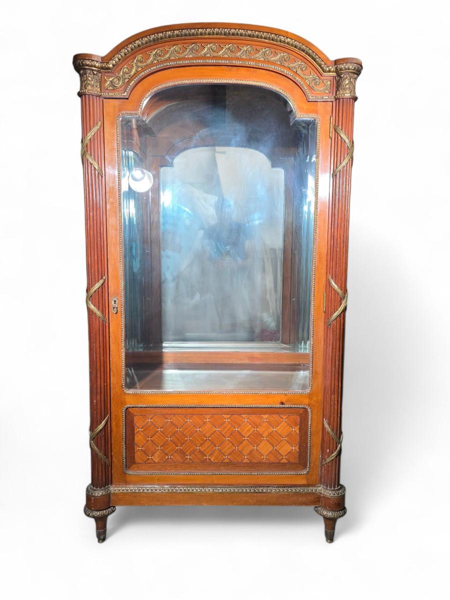 Französische Vitrine mit exotischen Einlegearbeiten und Perlmutt - 19. Jahrhundert im Zustand „Gut“ im Angebot in Madrid, ES