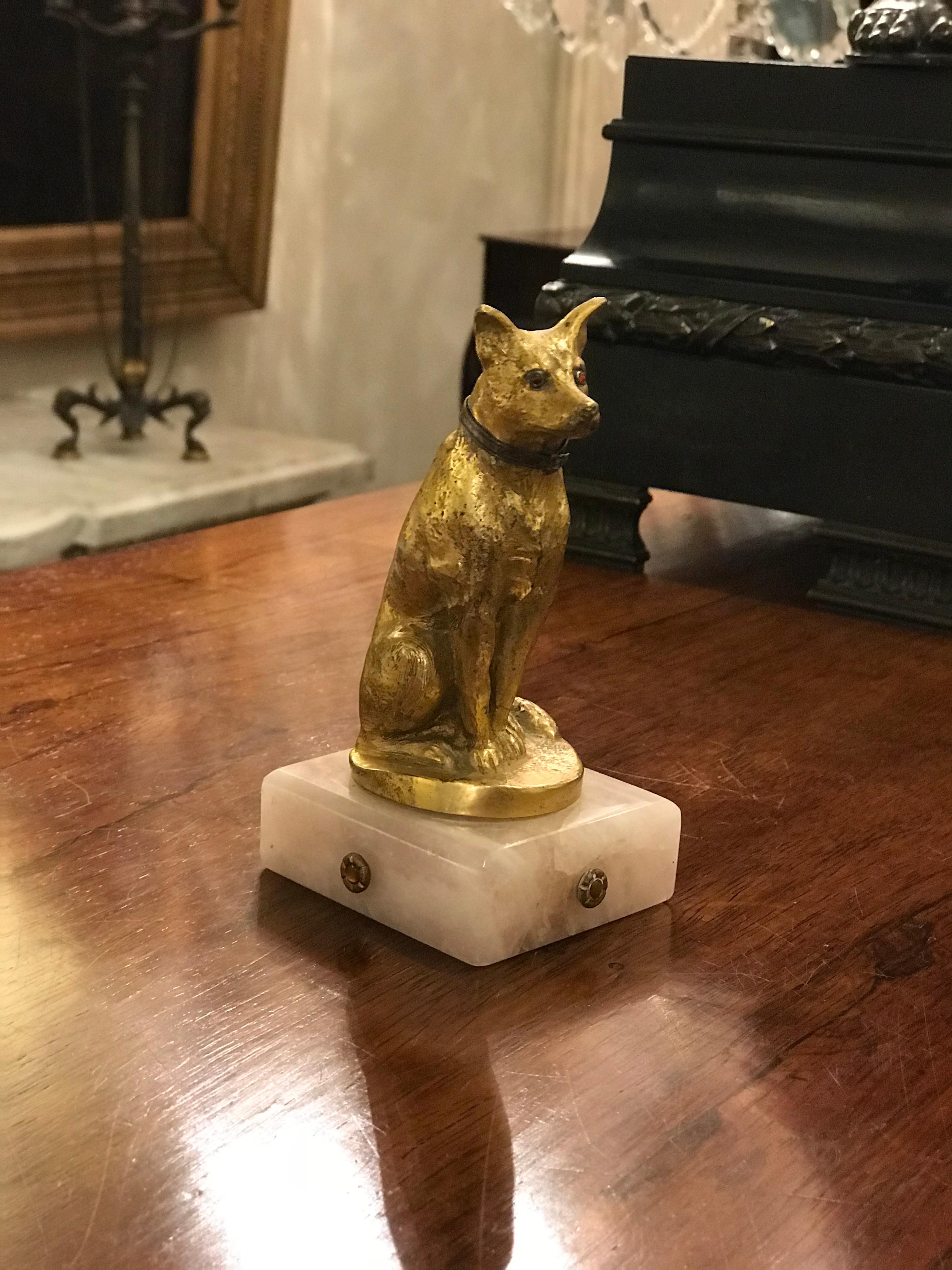 French dog paperweight with gilt bronze detail and marble base
circa 1880.

Measures: Height 13cm
Base width 6 cm
Base depth 6.5 cm.
 