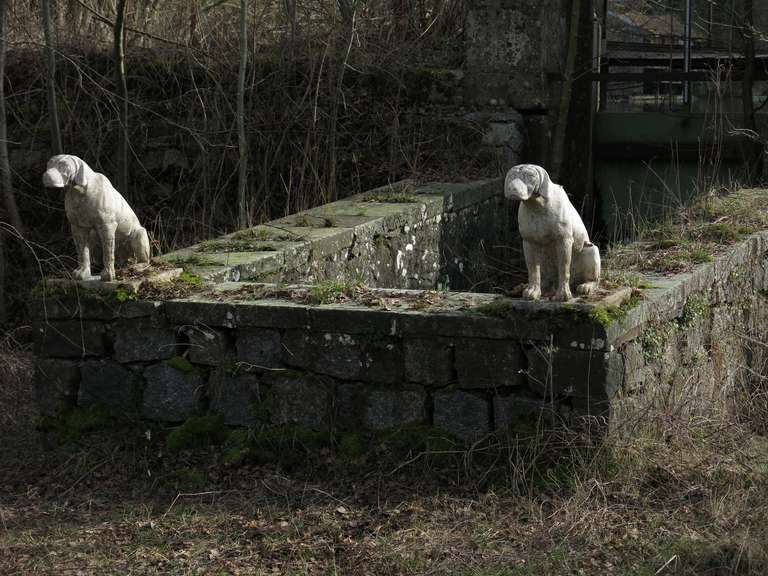 Rare and beautiful pair of French dogs in cast stone.
Beautiful antique patina (original) from the 20th century.


 