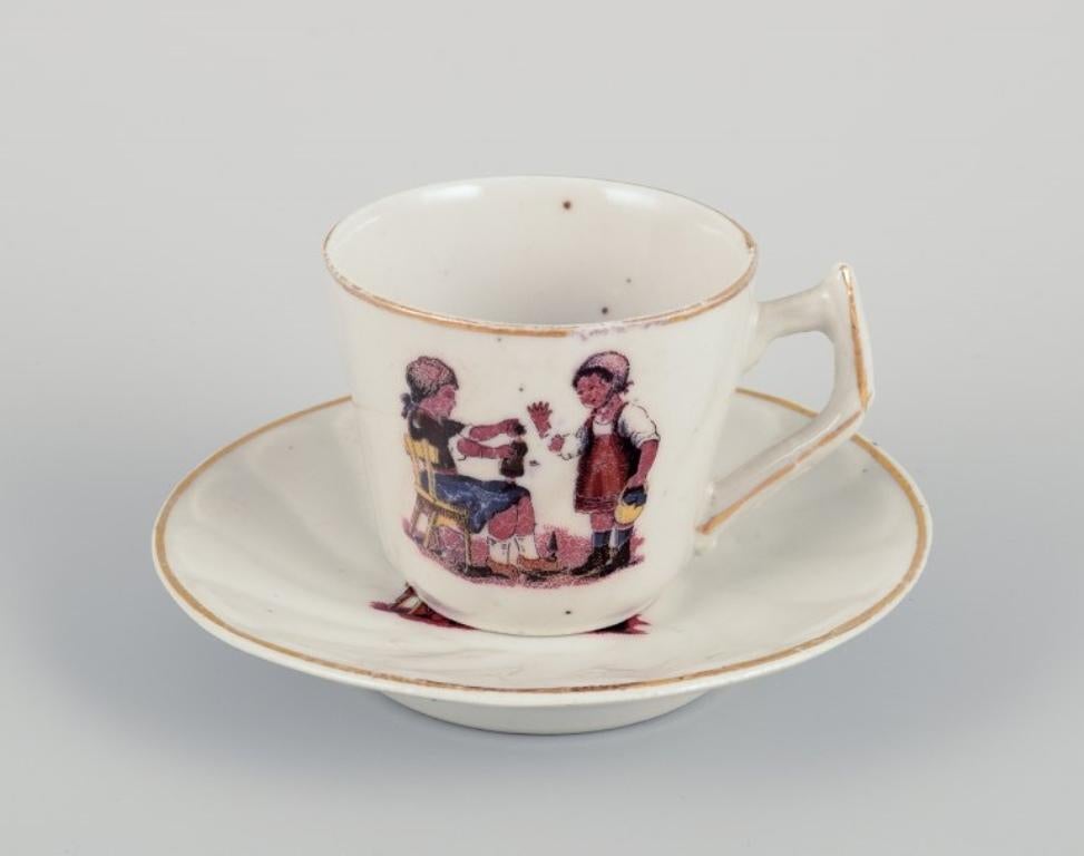 French dolls dinnerware/childrens tea set in porcelain.
Six cups with matching saucers. Gold rim. Motifs of children.
Approximately from the 1930s.
In excellent condition with some signs of use.
Dimensions of the largest set:
Cup: Diameter 6.5 cm