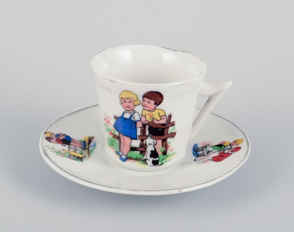 French dolls dinnerware/childrens tea set in porcelain.  In Good Condition For Sale In Copenhagen, DK