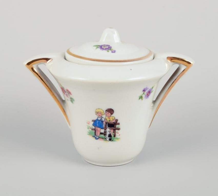 Mid-20th Century French dolls dinnerware/childrens tea set in porcelain. For Sale