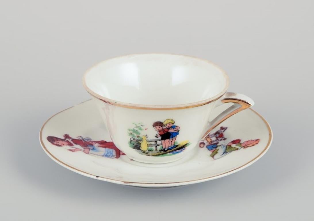 Mid-20th Century French dolls dinnerware/childrens tea set in porcelain.  For Sale