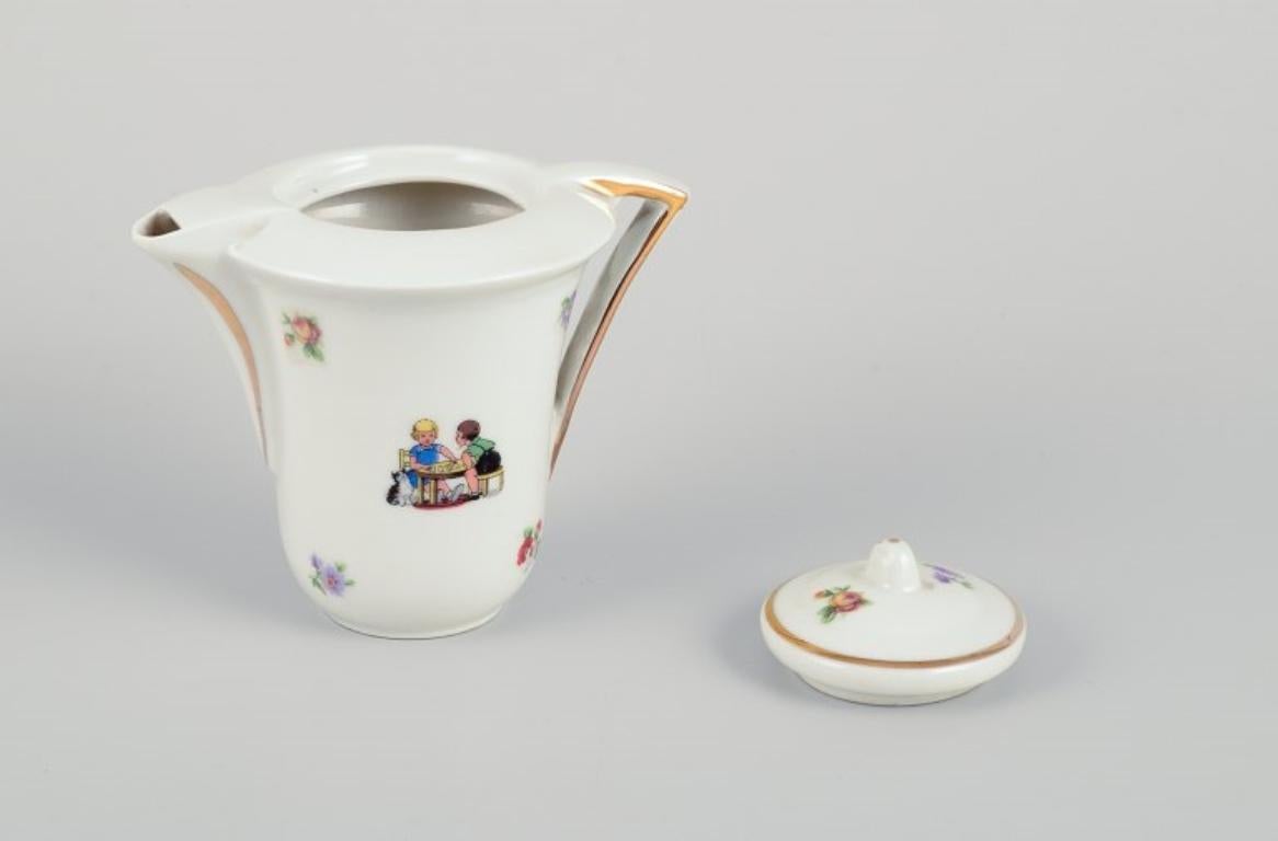 French dolls dinnerware/childrens tea set in porcelain. For Sale 4