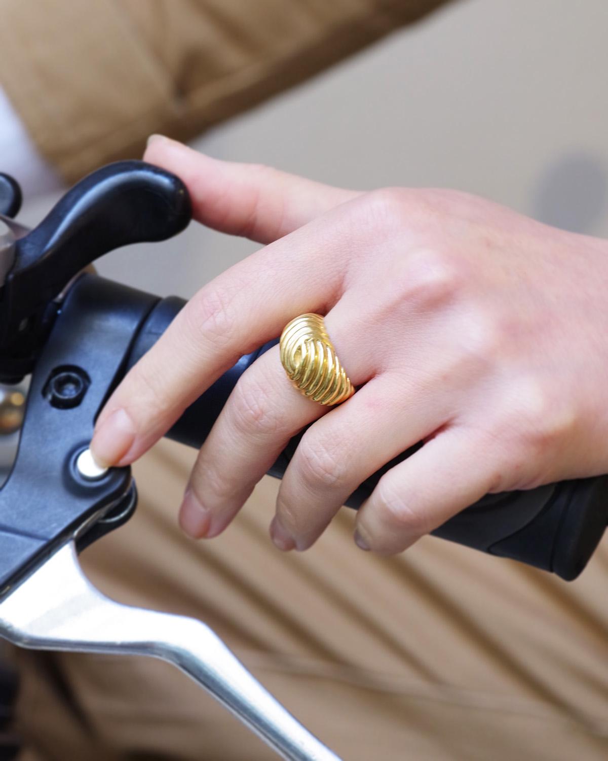 Anello croissant a cupola francese in oro massiccio 18 carati, anello gadroon, anni '80 in vendita 1