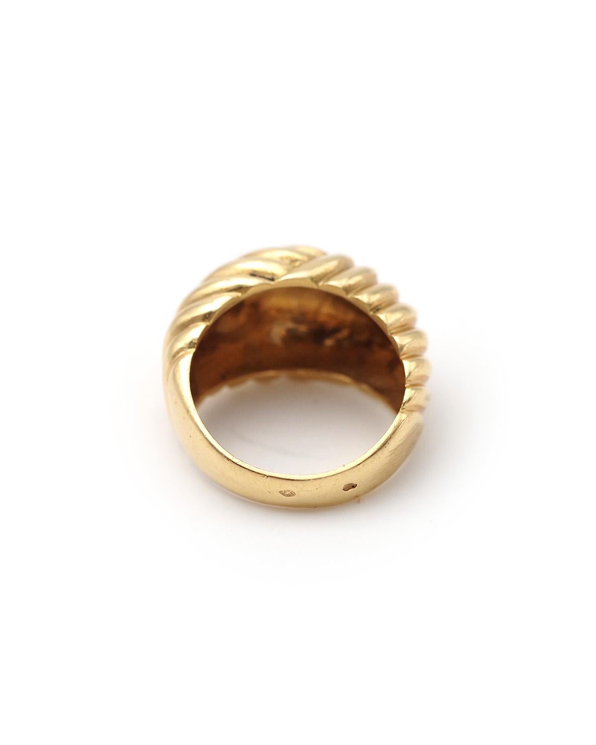 Anello croissant a cupola francese in oro massiccio 18 carati, anello gadroon, anni '80 in vendita 2