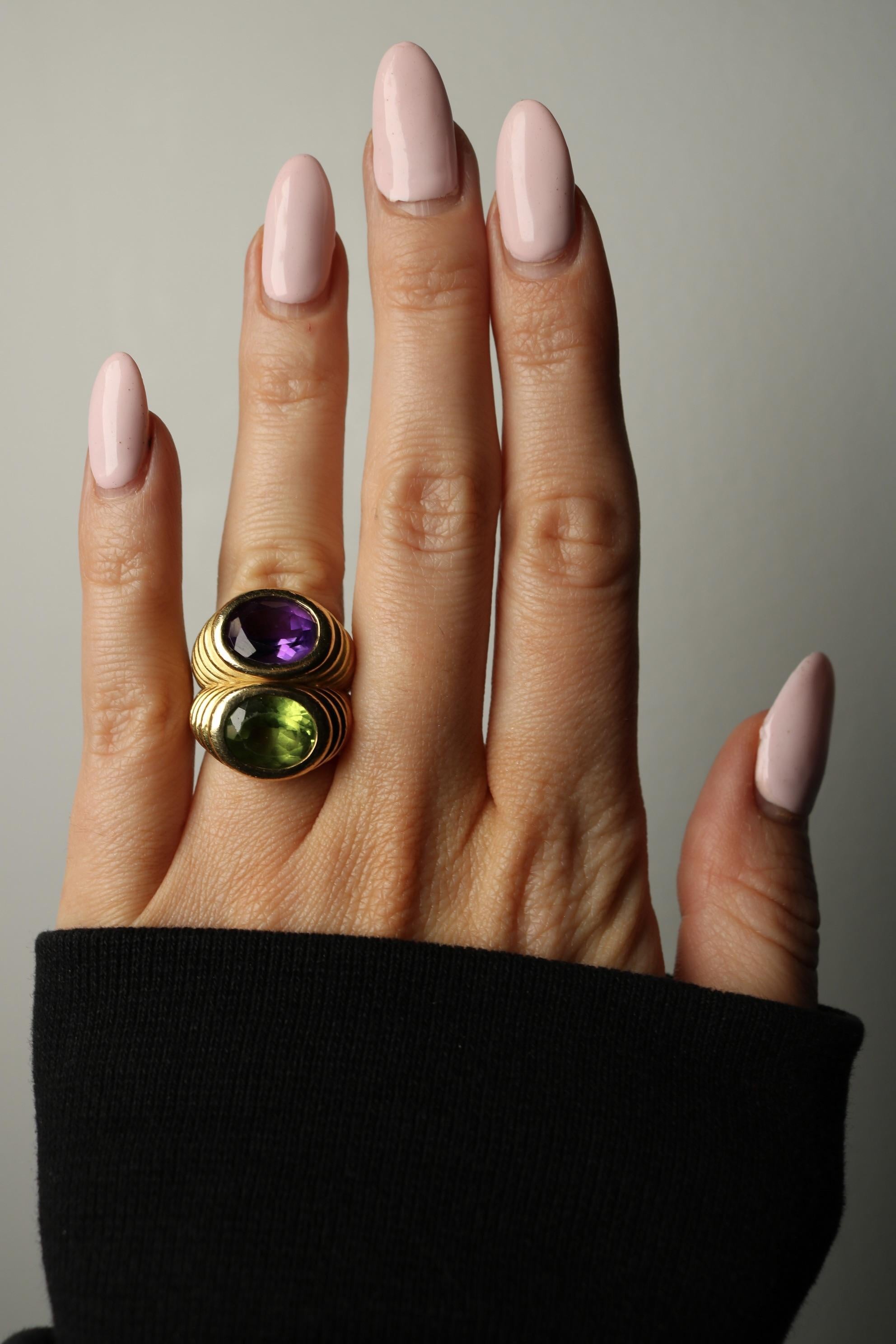 Taille ovale French Doppio Ring Peridot Amethyst Double Row Ring in 18K Yellow Gold en vente