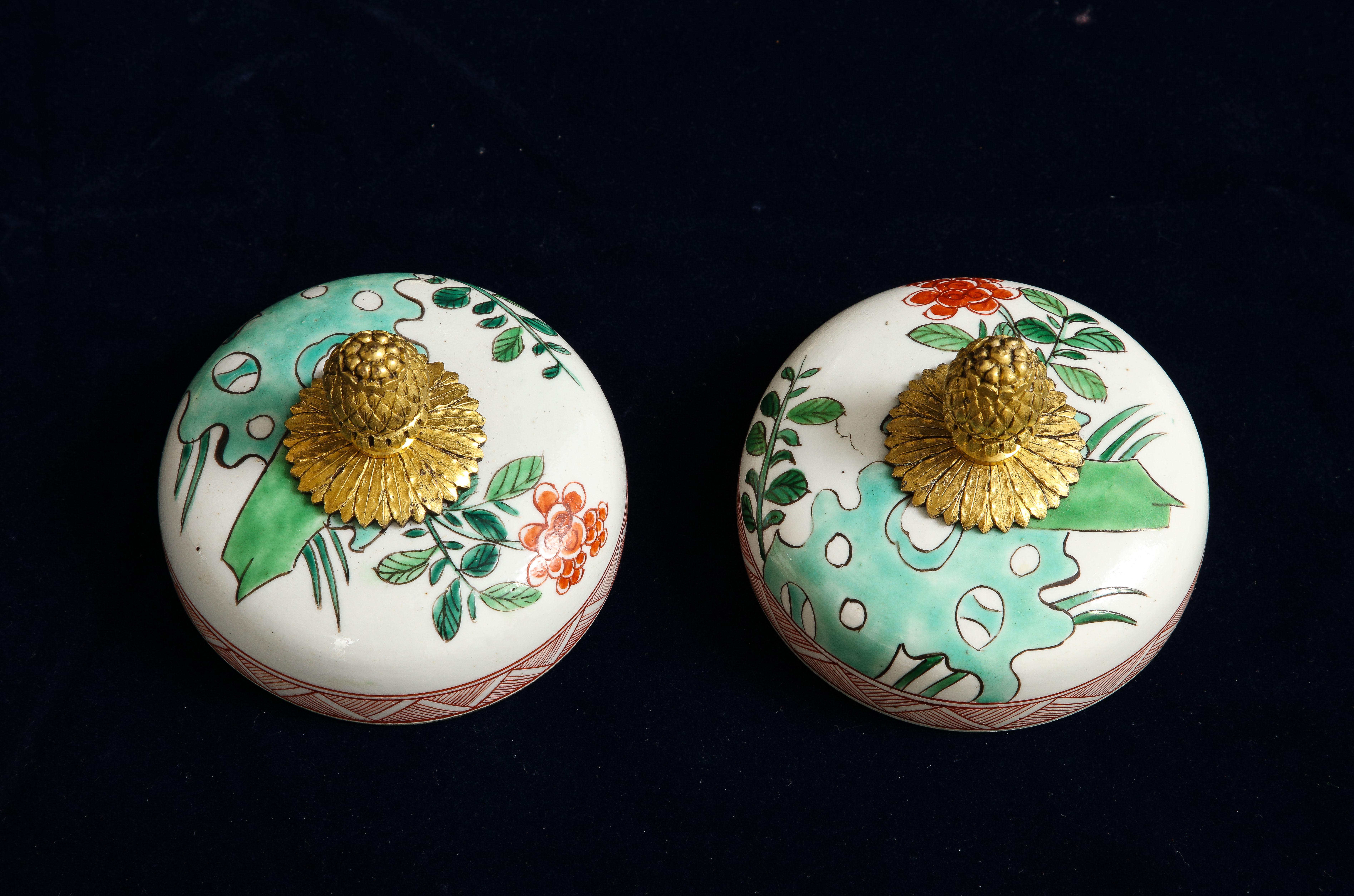 Vases couverts en porcelaine chinoise Famille Rose montés sur bronze doré français en vente 3