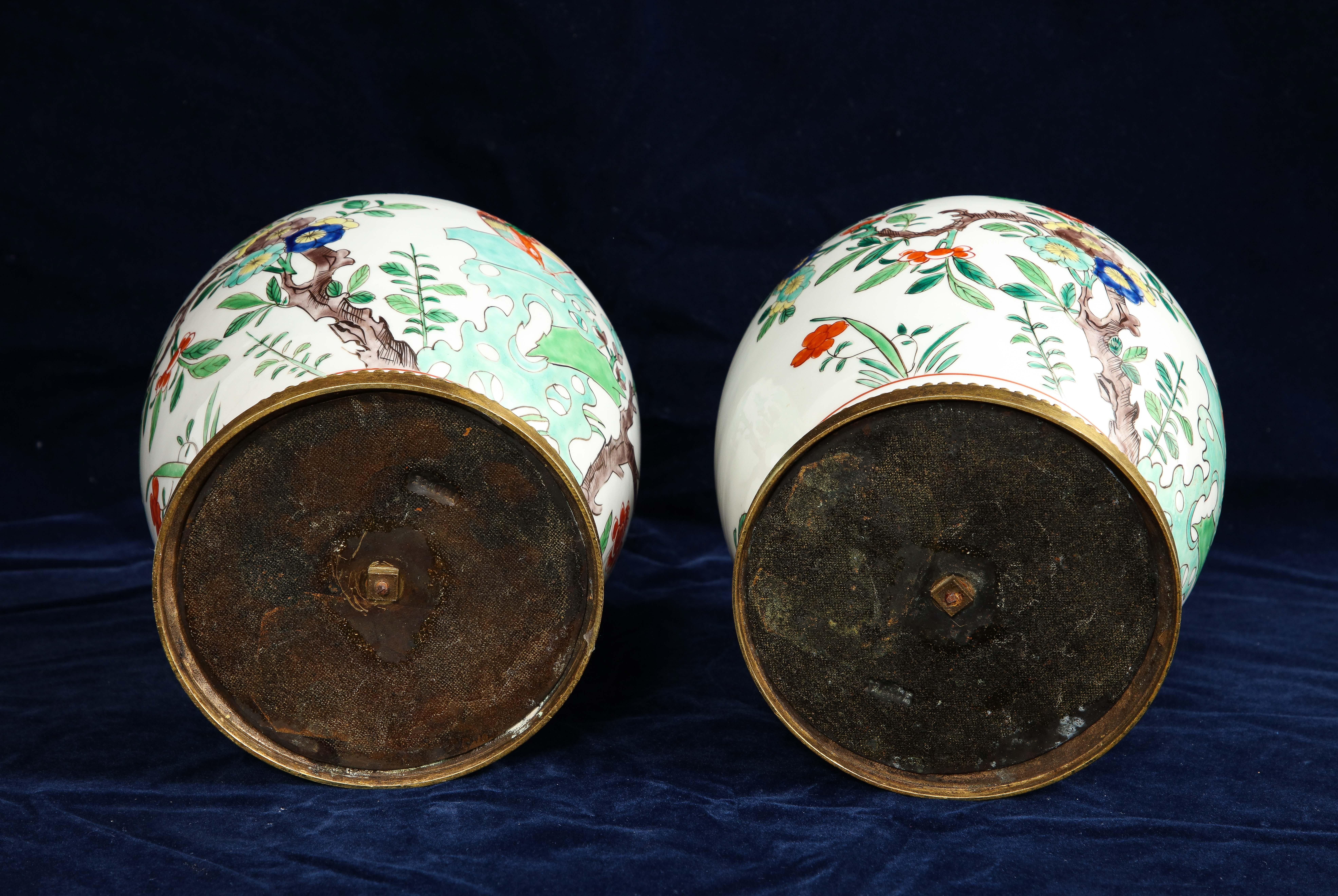 Vases couverts en porcelaine chinoise Famille Rose montés sur bronze doré français en vente 4