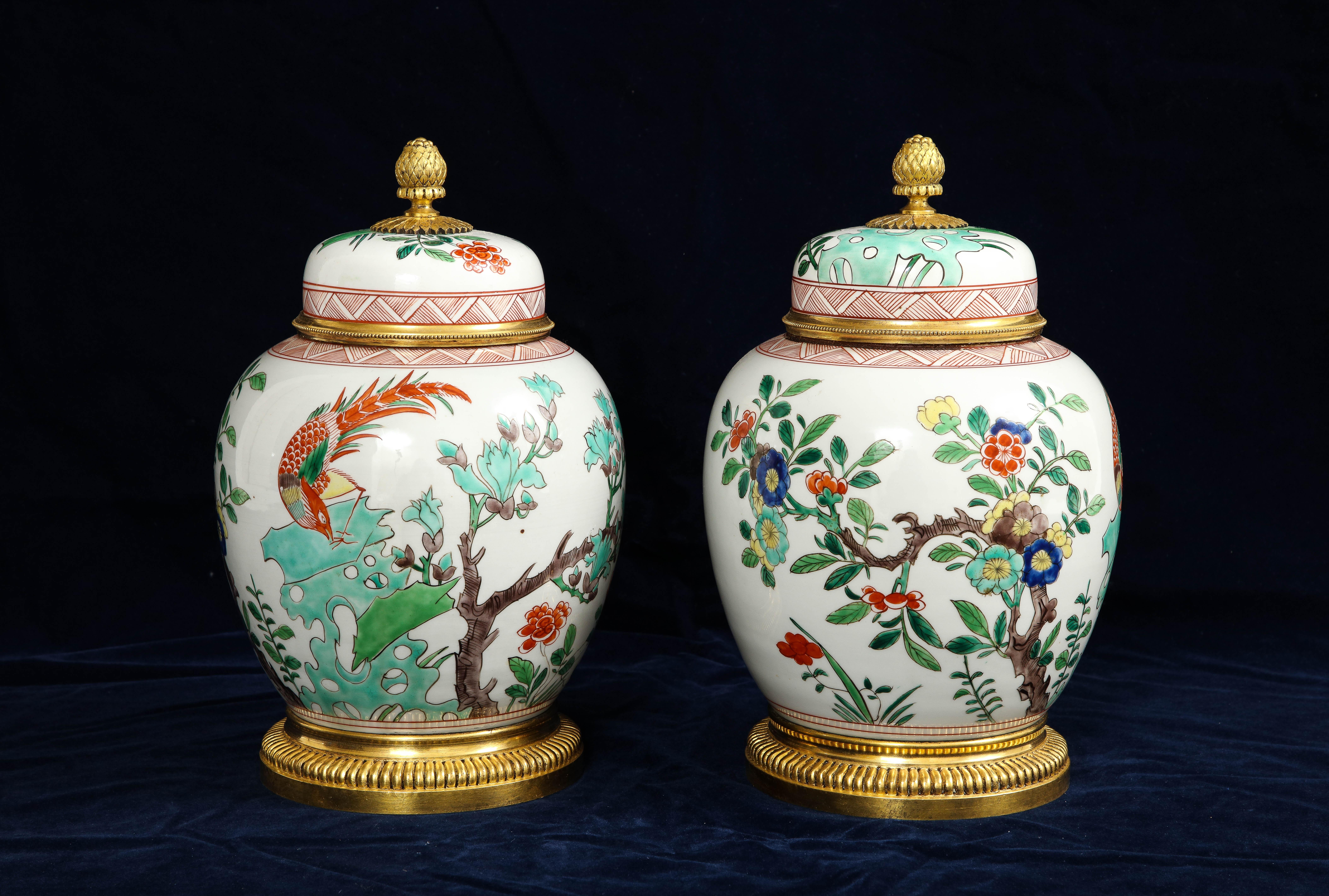 Merveilleuse paire de vases couverts en porcelaine chinoise de la famille rose, montés en bronze doré.  Les vases sont une véritable merveille de l'art antique. En admirant la superbe paire assortie, vous serez captivé par les détails complexes des