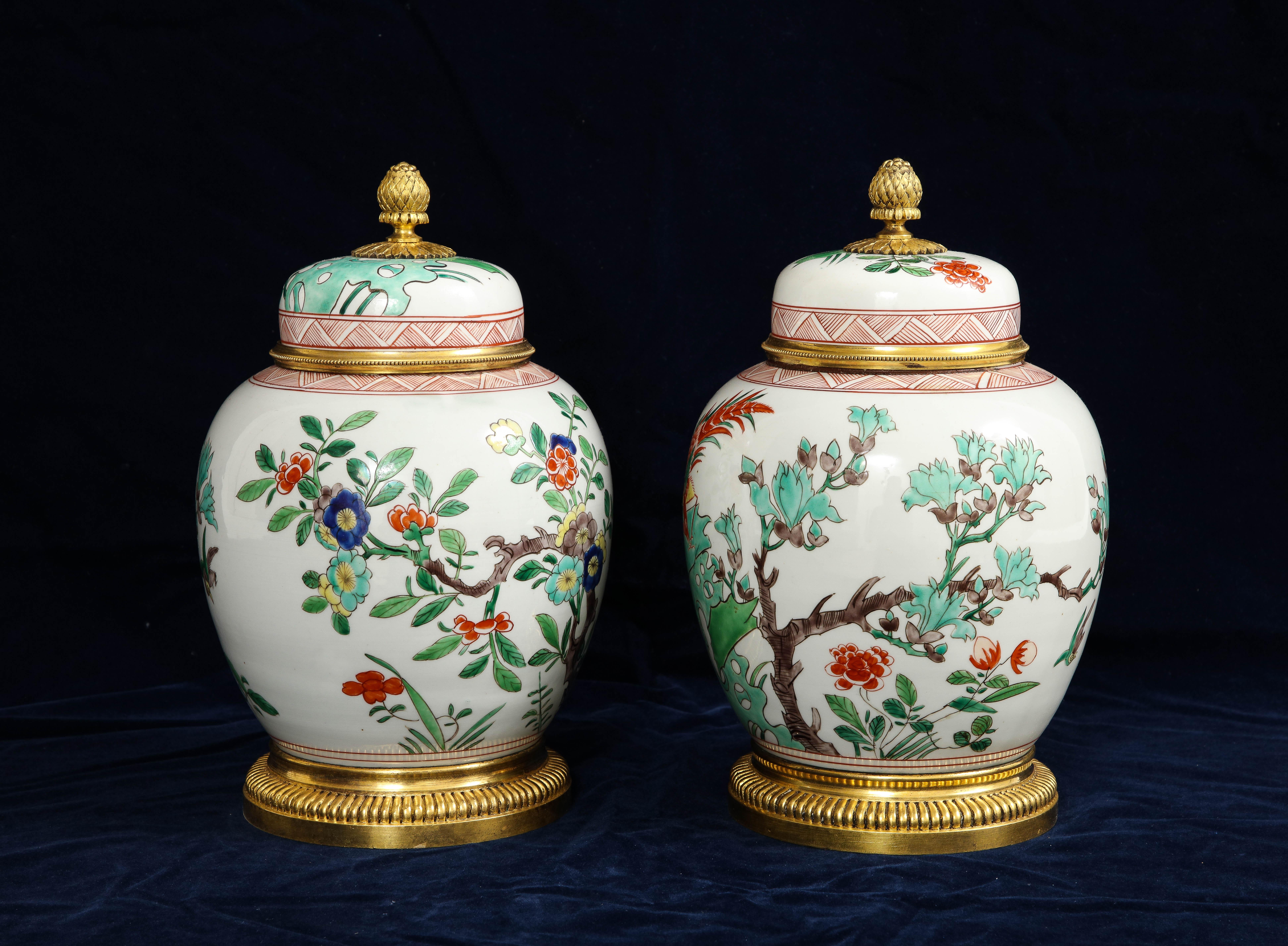 Peint à la main Vases couverts en porcelaine chinoise Famille Rose montés sur bronze doré français en vente