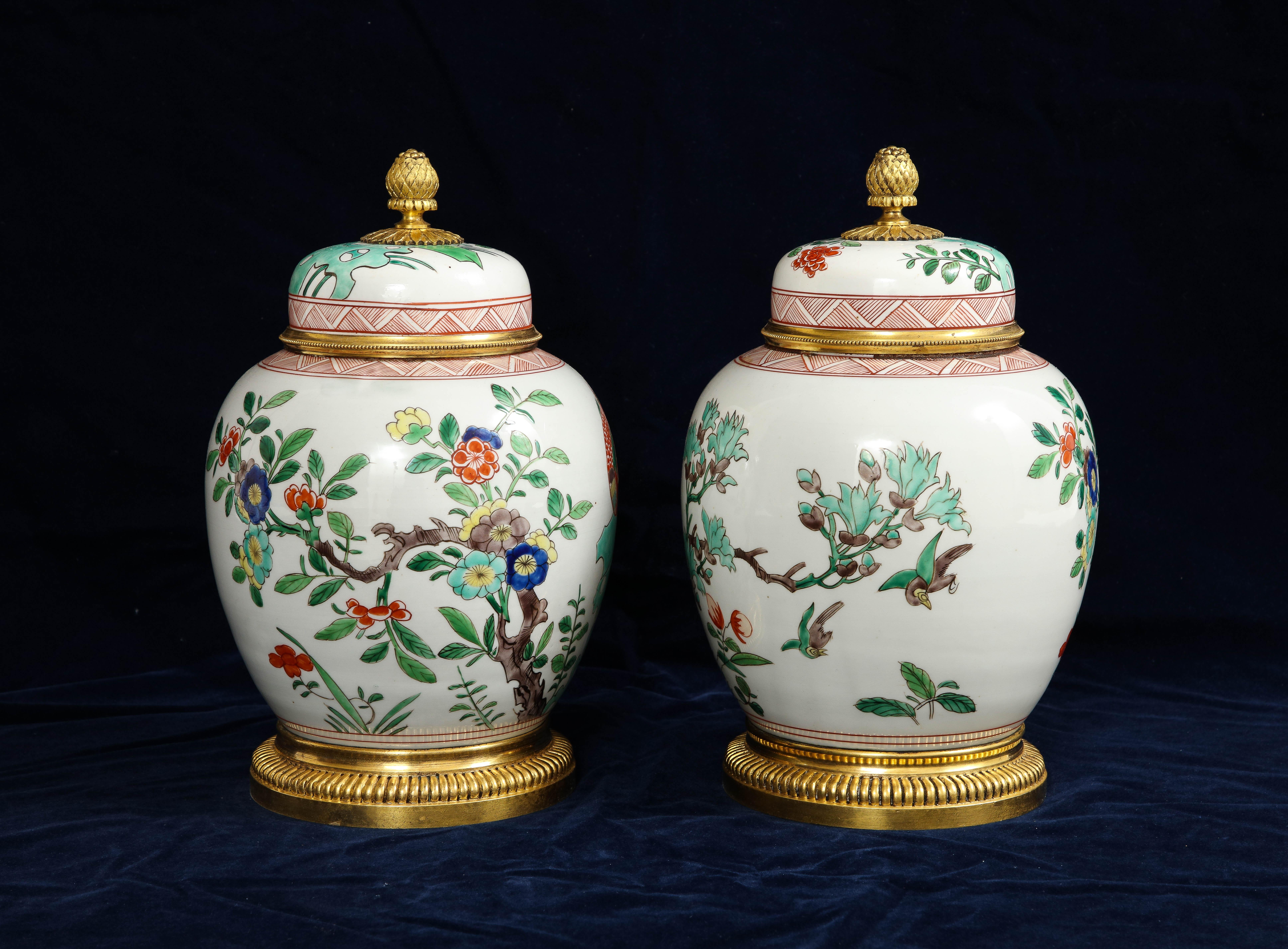 Französische Dore Bronze montierte chinesische Famille-Rose-Porzellanvasen mit Deckel (Spätes 19. Jahrhundert) im Angebot