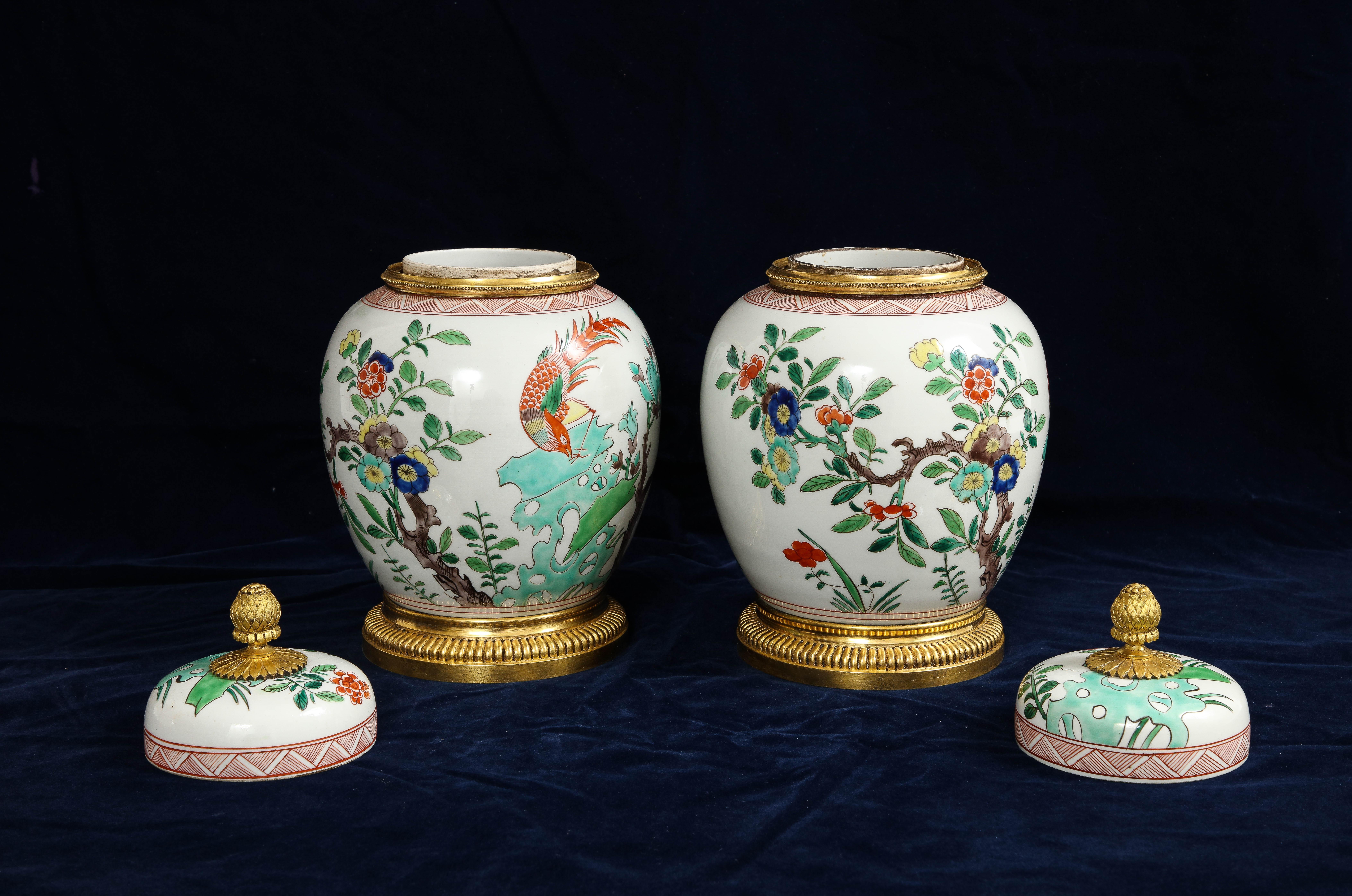 Französische Dore Bronze montierte chinesische Famille-Rose-Porzellanvasen mit Deckel im Angebot 1