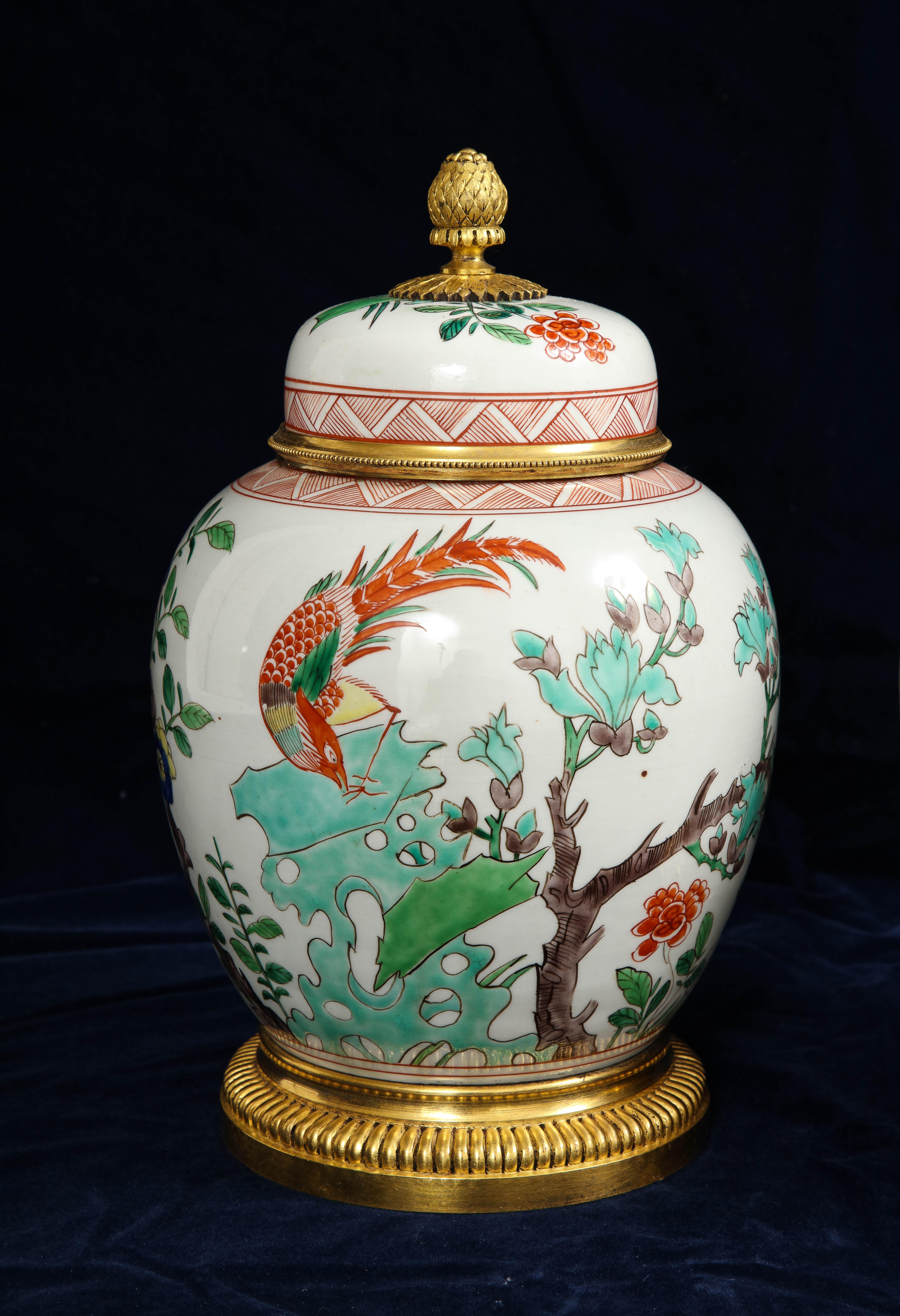 Vases couverts en porcelaine chinoise Famille Rose montés sur bronze doré français en vente 1