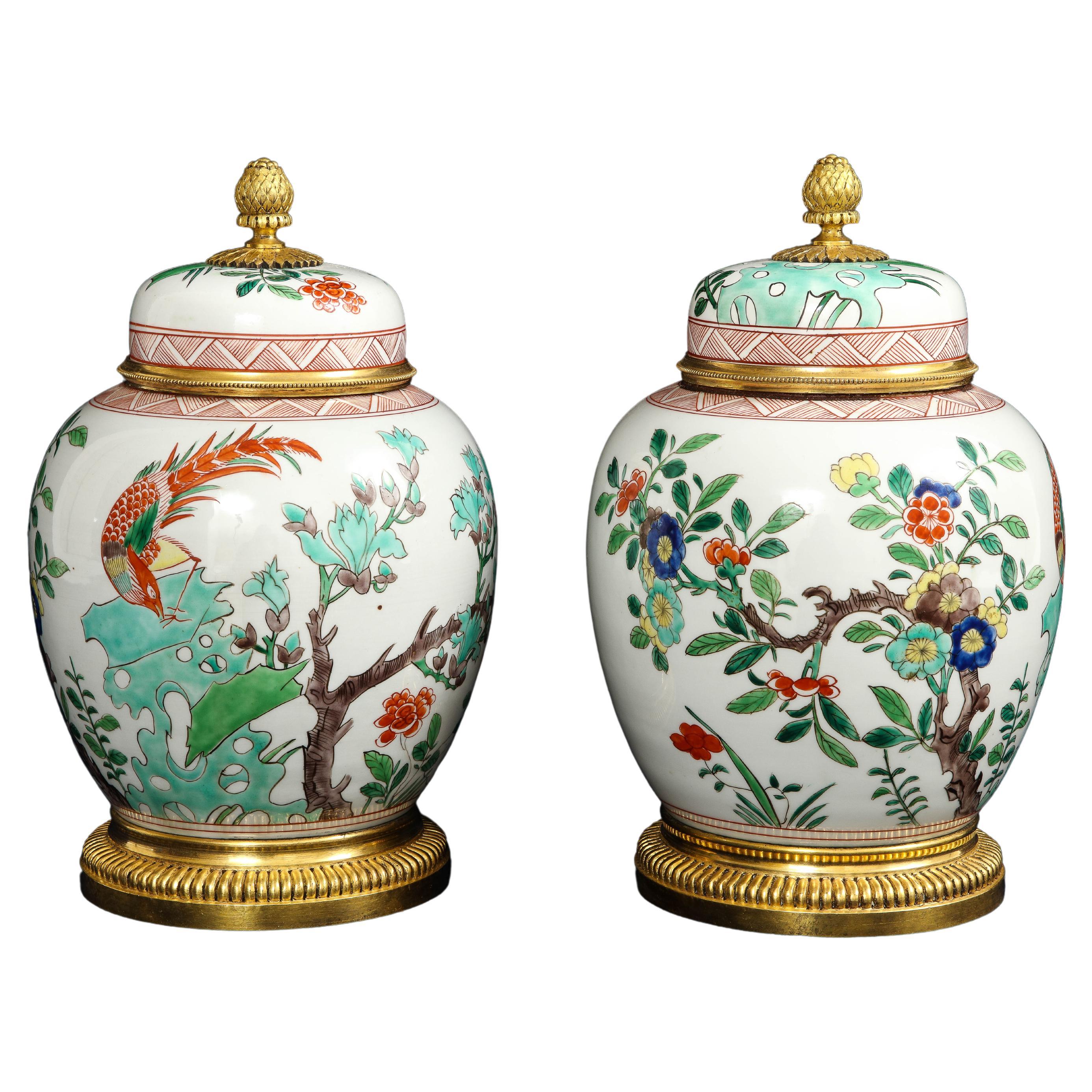 Vases couverts en porcelaine chinoise Famille Rose montés sur bronze doré français en vente