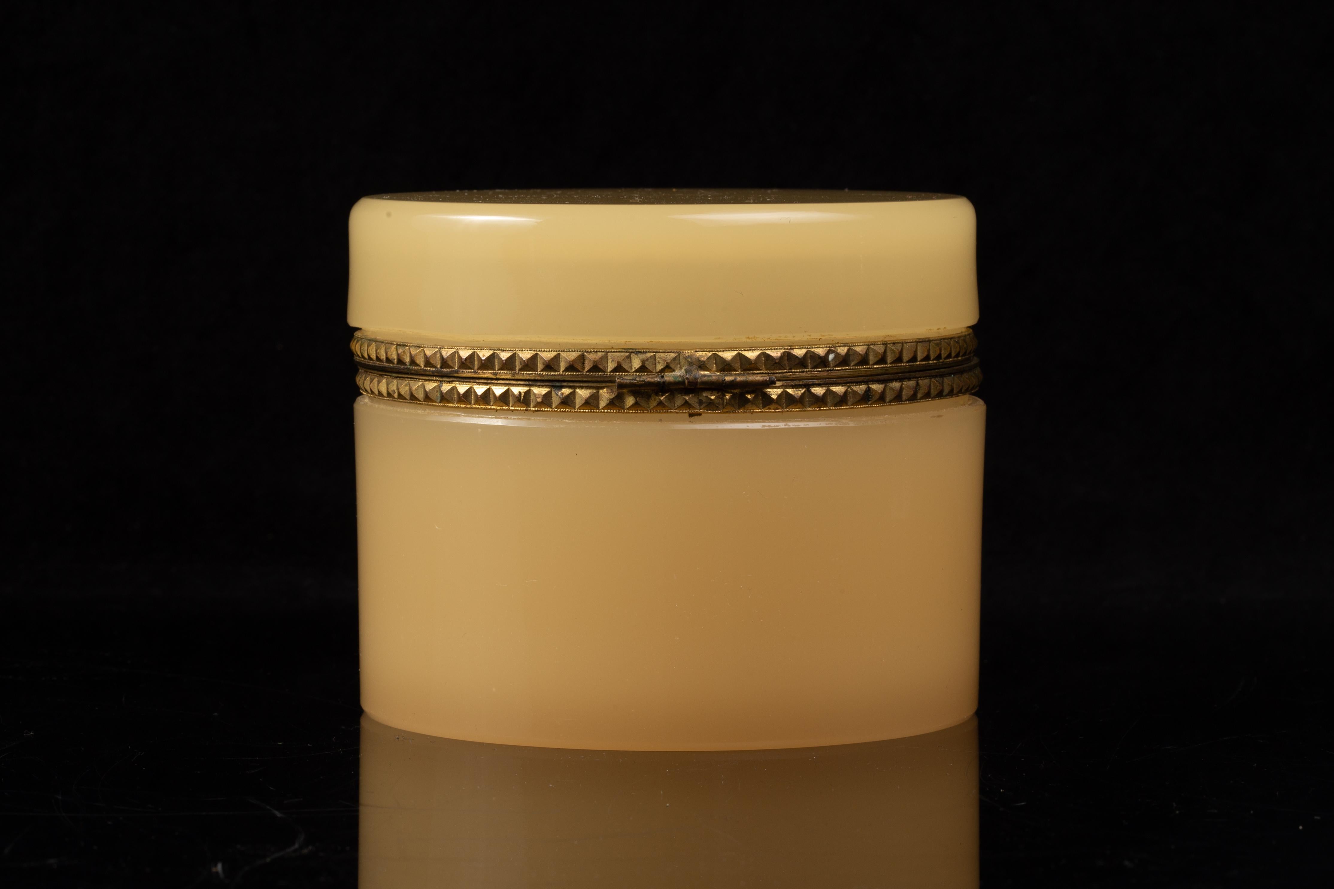 French Doré Bronze Mounted Peach Opaline Crystal Round Covered Box In Good Condition For Sale In New York, NY