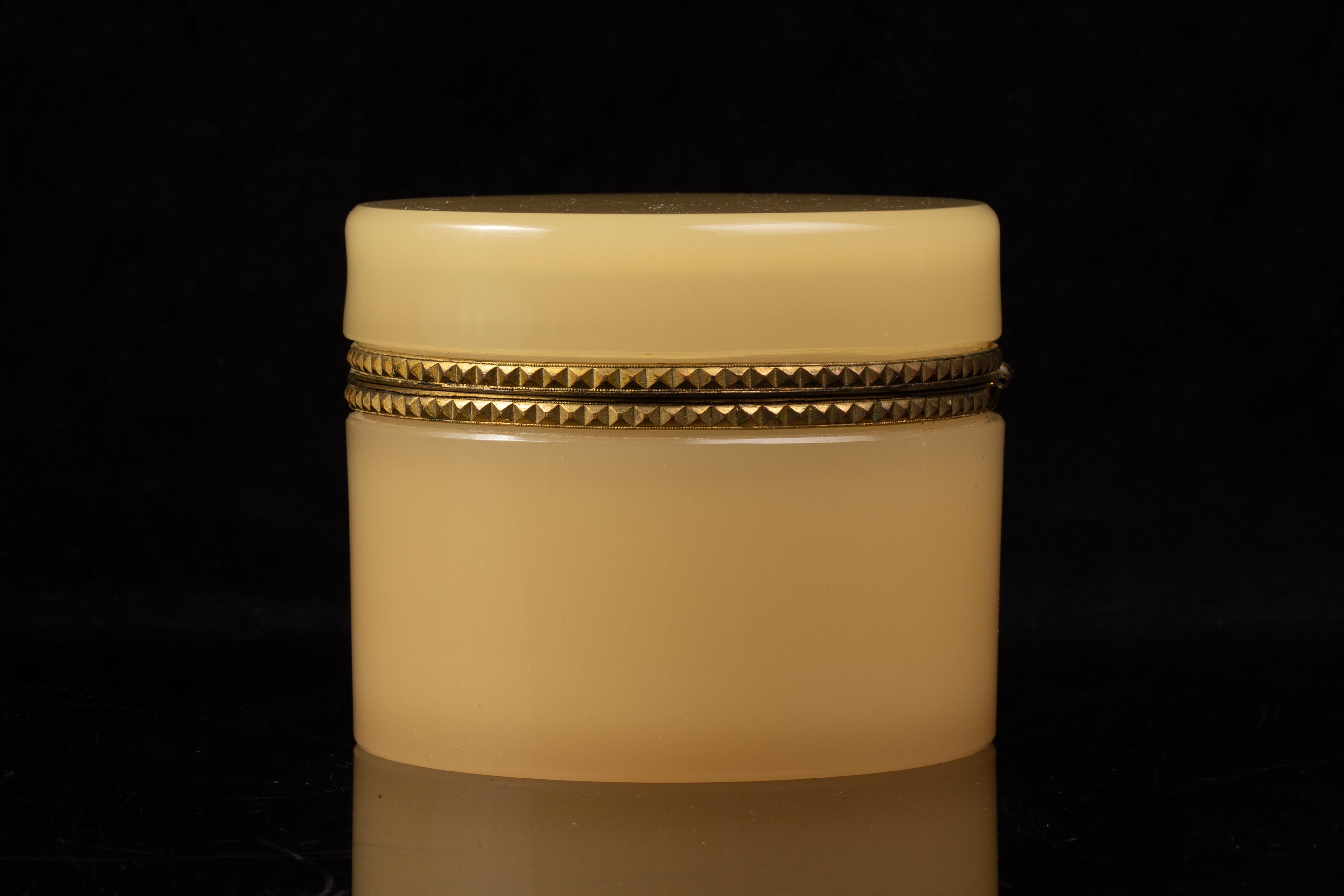 Early 20th Century French Doré Bronze Mounted Peach Opaline Crystal Round Covered Box For Sale
