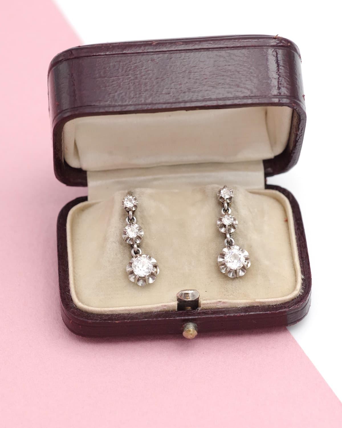 French dormeuses diamond earrings 0.72 ct in 18k gold In Good Condition For Sale In PARIS, FR