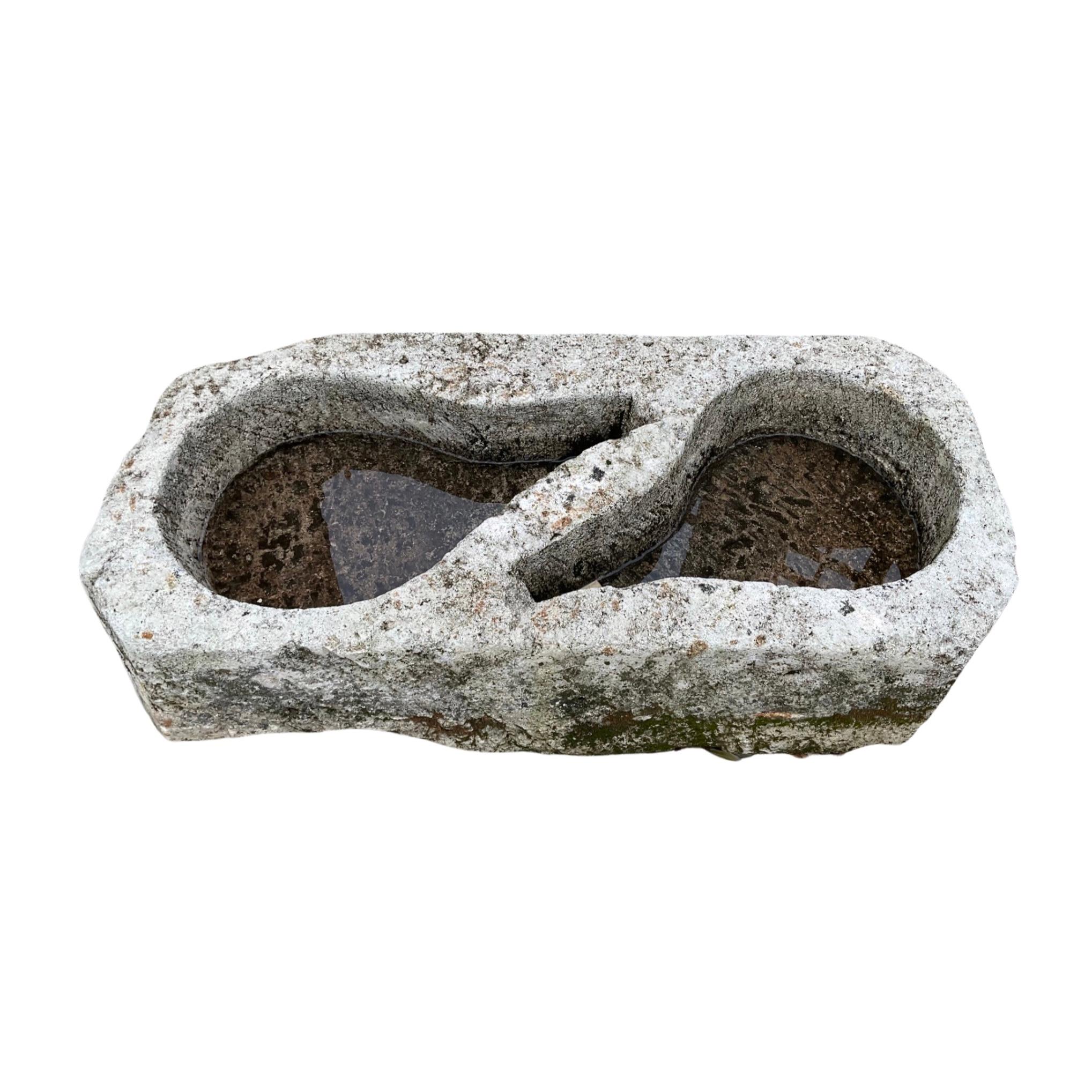 Abreuvoir français à double bassin en pierre calcaire Bon état - En vente à Dallas, TX