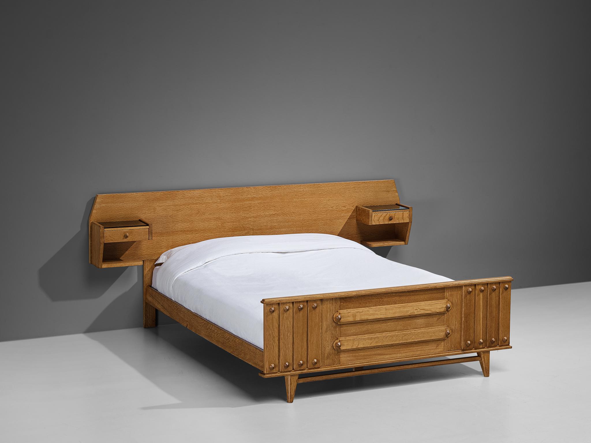 European double bed, oak, black colored glass, France, 1960s

This remarkable double bed hails from France, showcasing its excellence in composition, material use, and intricate detailing. It stands as a testament to exceptional craftsmanship,