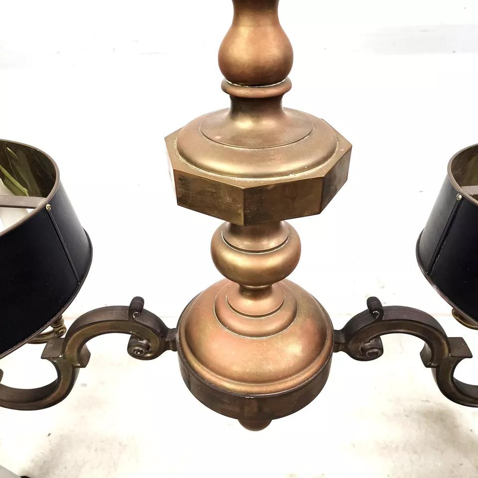 Lampadario francese a doppia bouillotte in ottone del 1940 in vendita 4