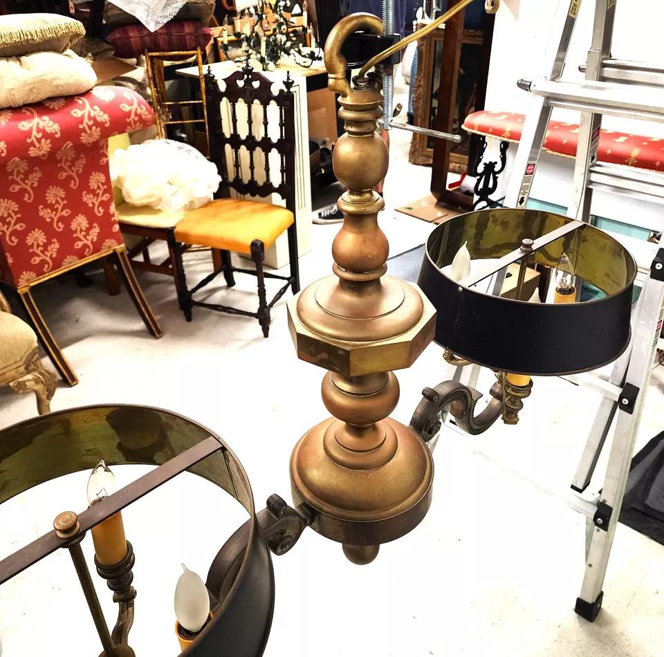 Lampadario francese a doppia bouillotte in ottone del 1940 in vendita 11