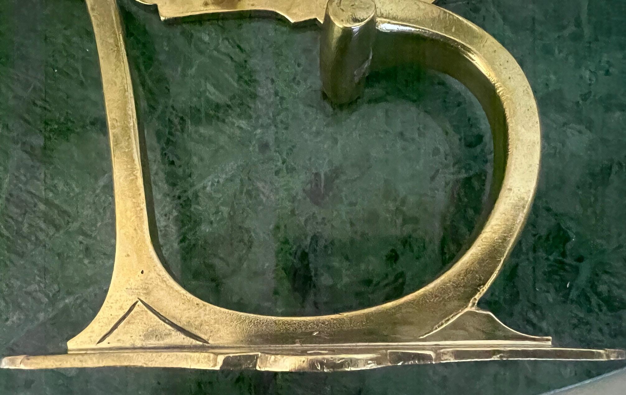 Set di due ganci doppi in ottone Art Deco realizzati in Francia negli anni Trenta. In origine era stato creato per i cappelli sopra e i cappotti sotto. I ganci hanno ciascuno un dettaglio Art Deco sul lato.