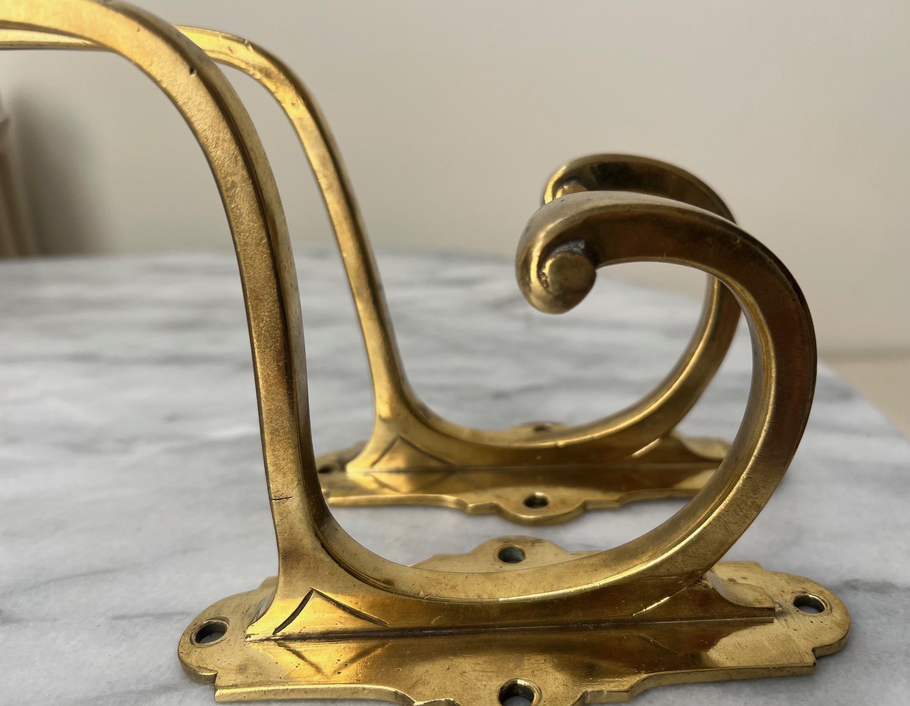 Art Déco Doppi ganci francesi in ottone, anni '30 circa - set di 2 in vendita