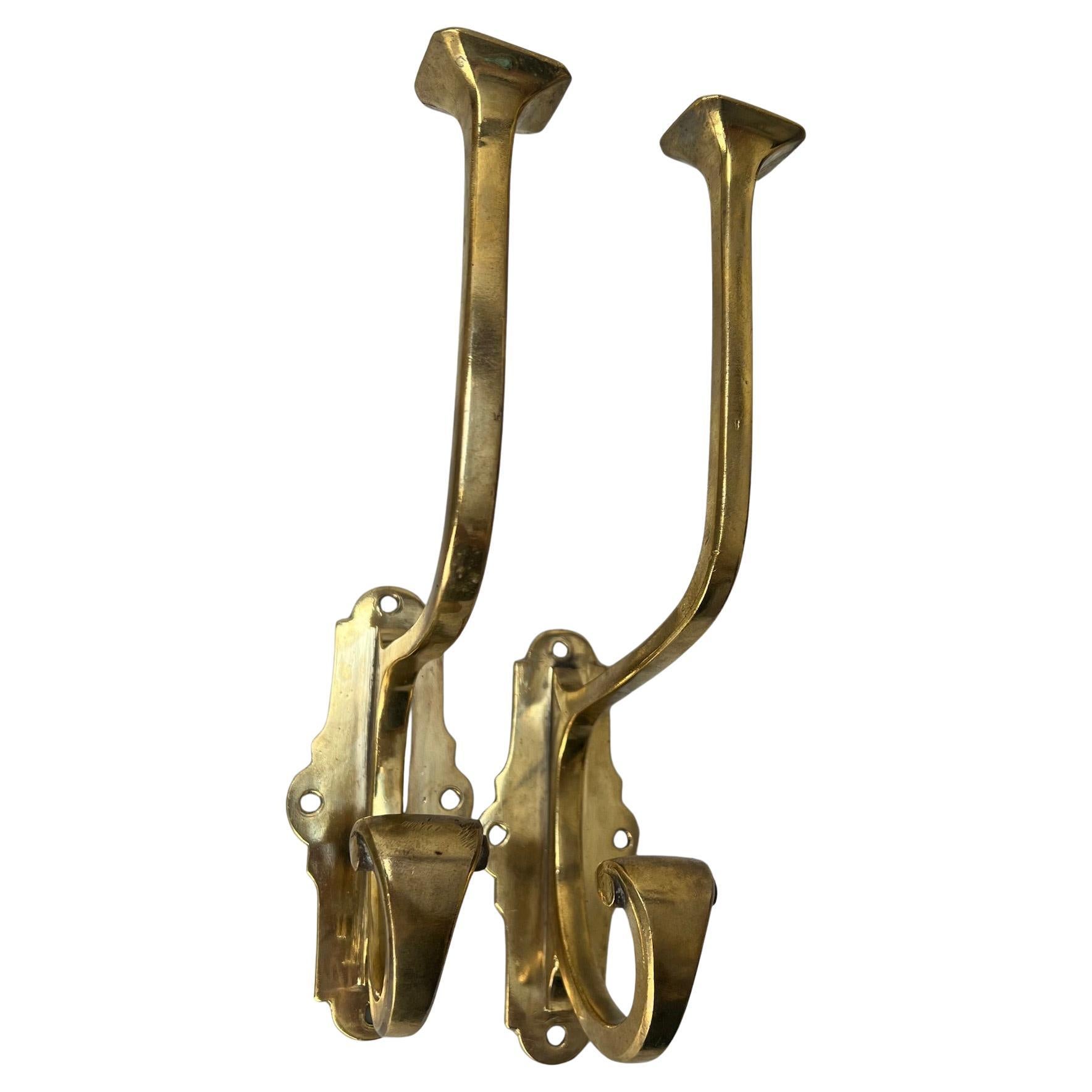 Metà XX secolo Doppi ganci francesi in ottone, anni '30 circa - set di 2 in vendita