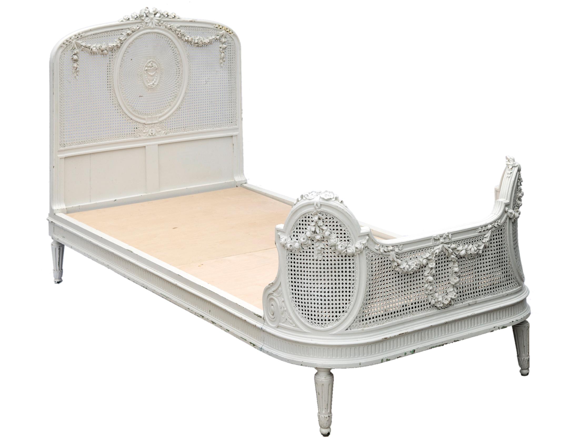 Cama Doble Blanca Blanca Tallada con Swags de Rosas Francés en venta