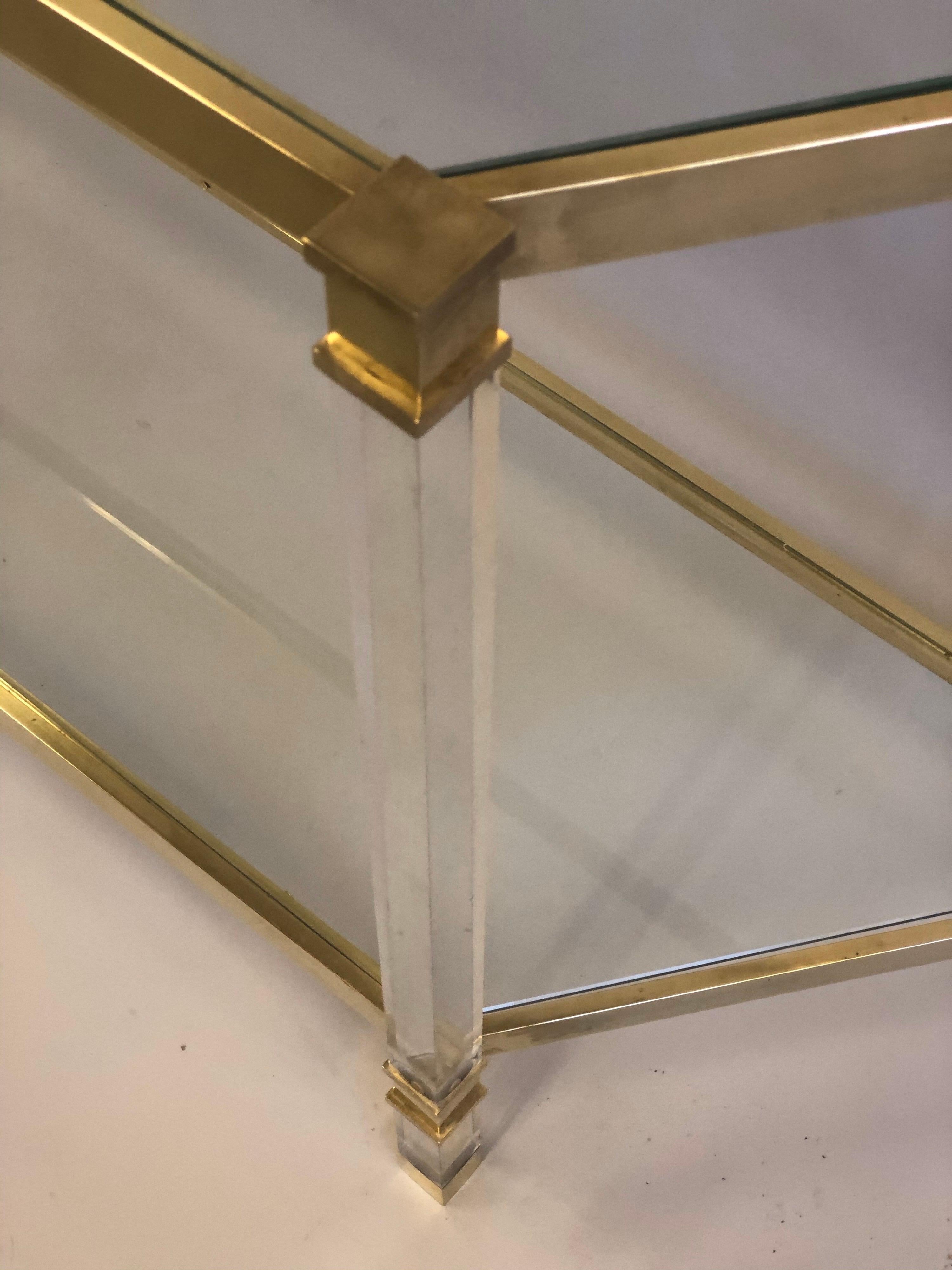 Console/table de canapé de forme trapézoïdale à double niveau en Lucite, laiton et verre en vente 5