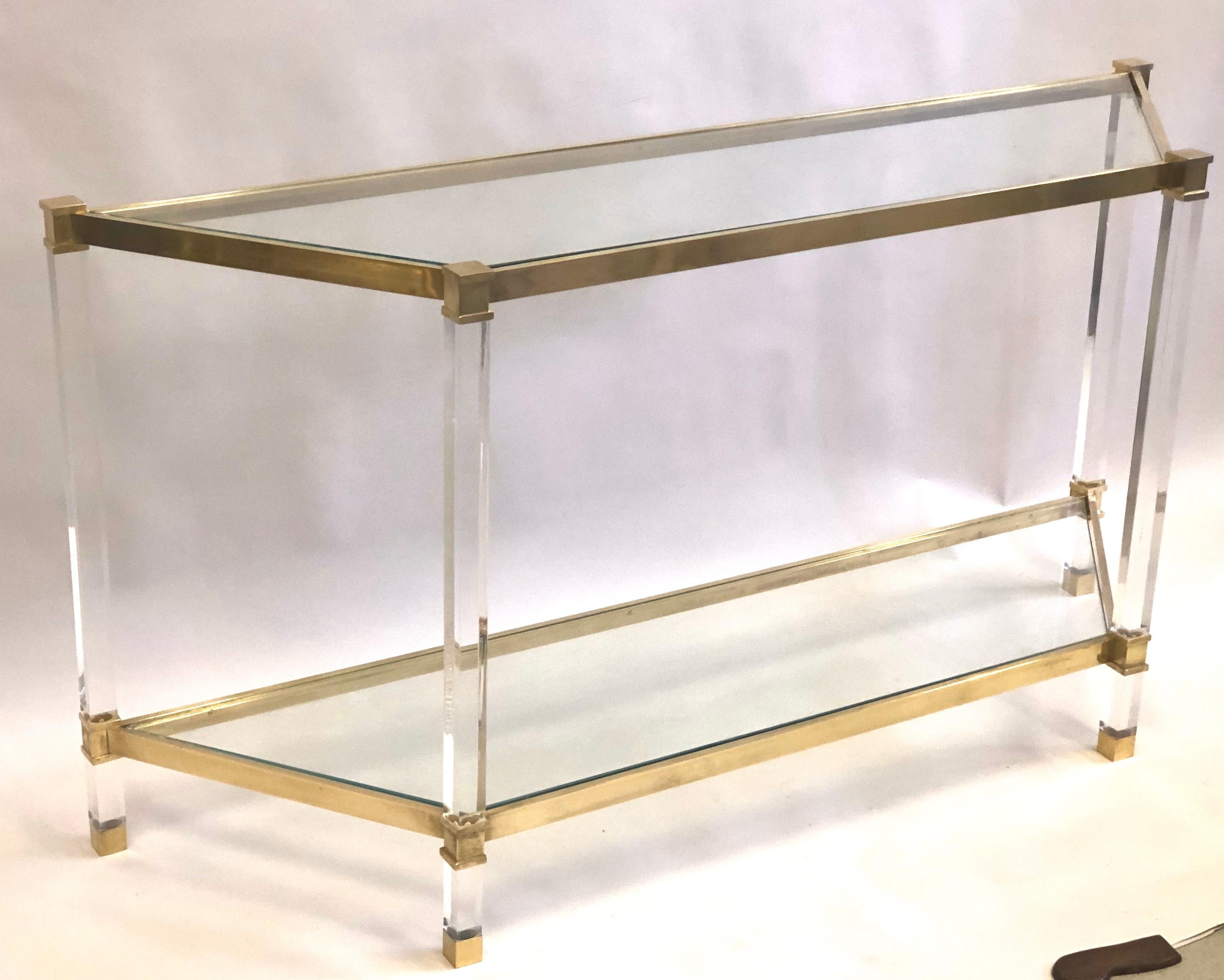 Mid-Century Modern Console/table de canapé de forme trapézoïdale à double niveau en Lucite, laiton et verre en vente