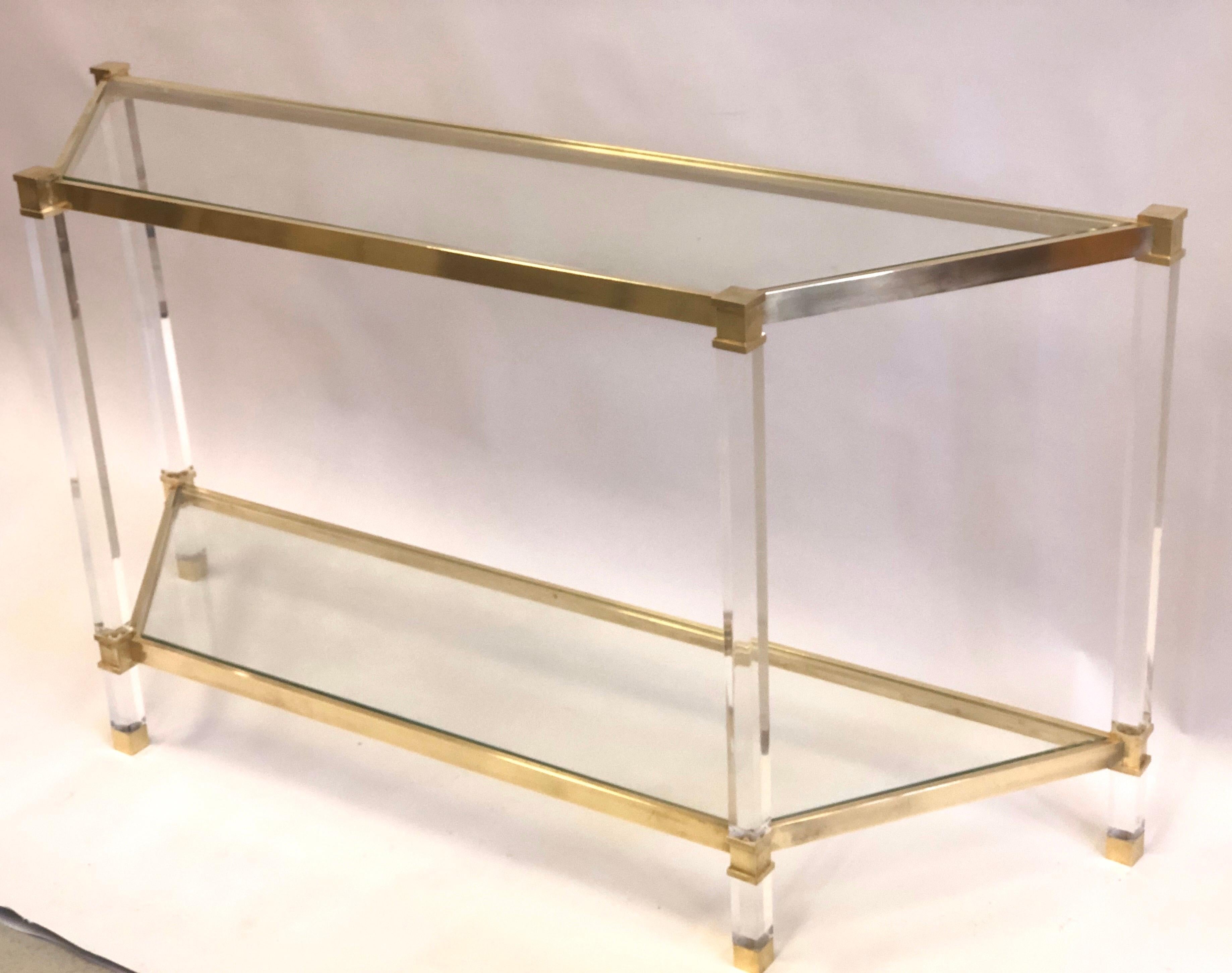 Français Console/table de canapé de forme trapézoïdale à double niveau en Lucite, laiton et verre en vente